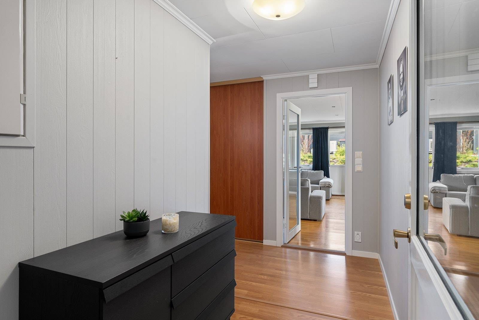 Gang med god plass til ønsket garderobeløsning. Galleribilde