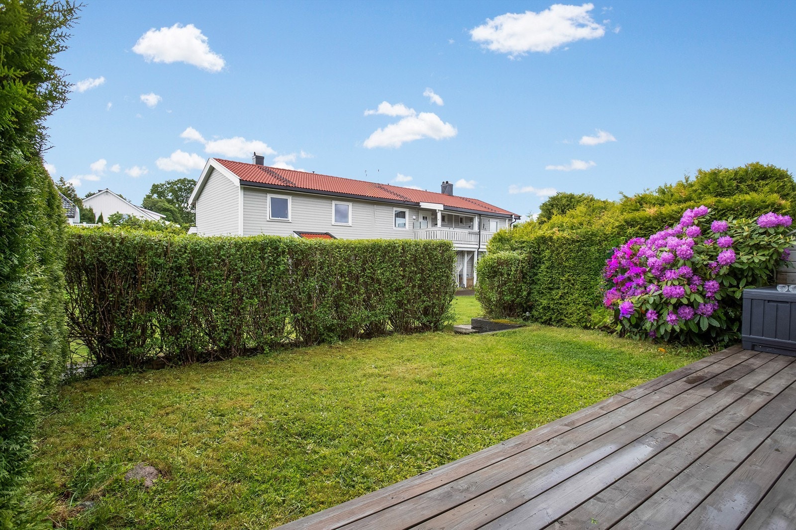 Sørvendt terrasse og hage Galleribilde