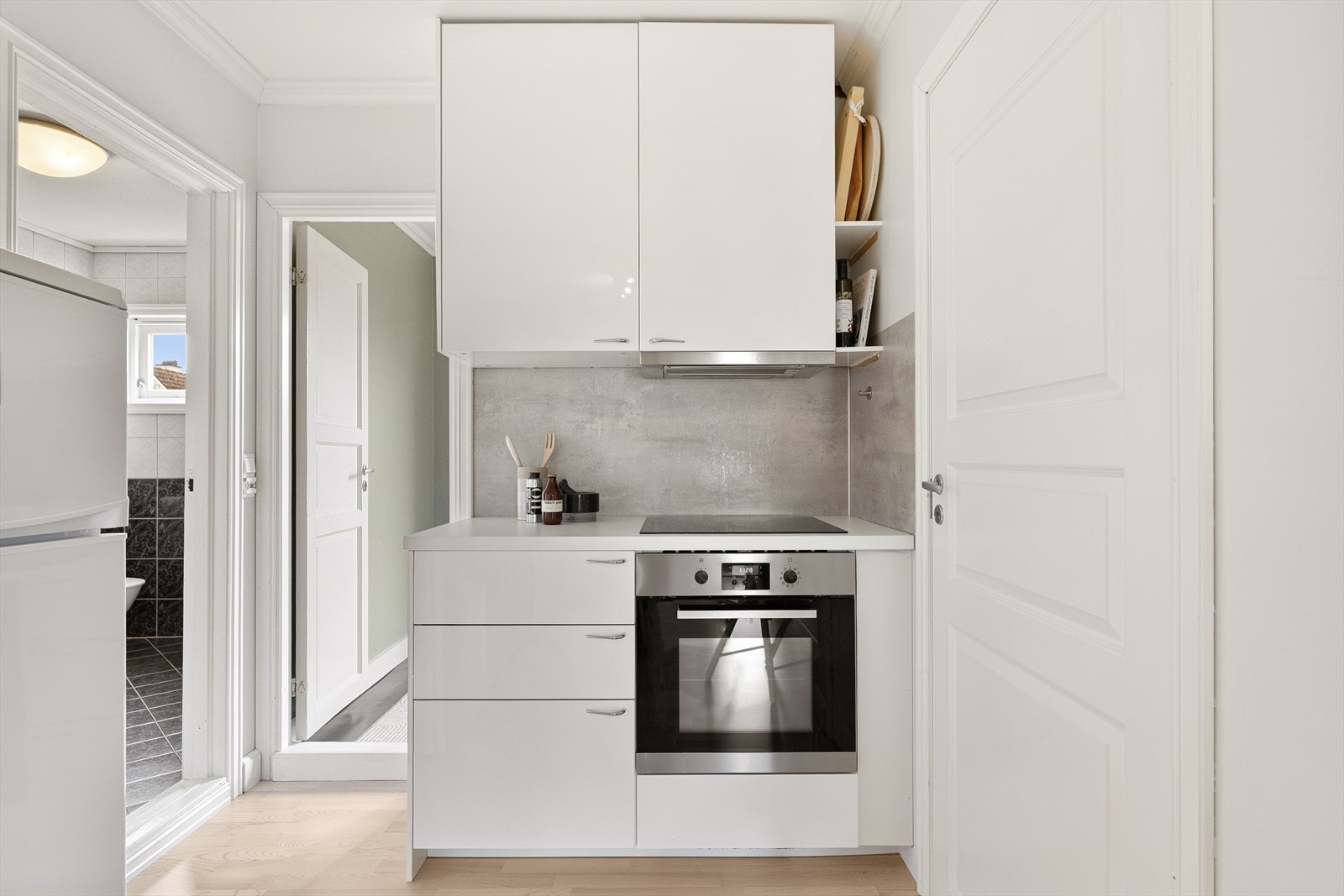 - Adkomst til soverom, bi-inngang og bad fra kjøkken - Galleribilde