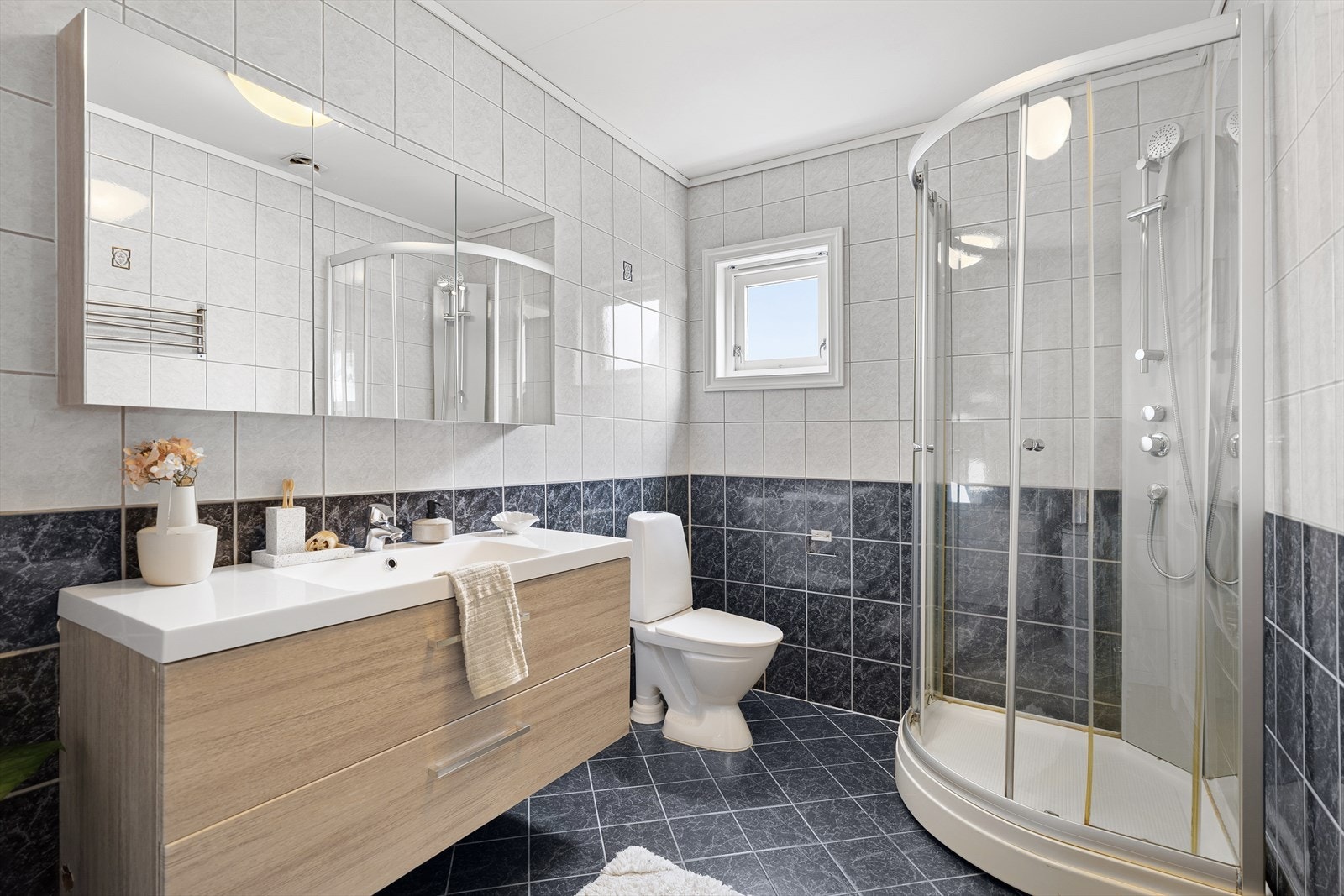 - Badet er av god størrelse med nytt møblement fra 2021 - Galleribilde