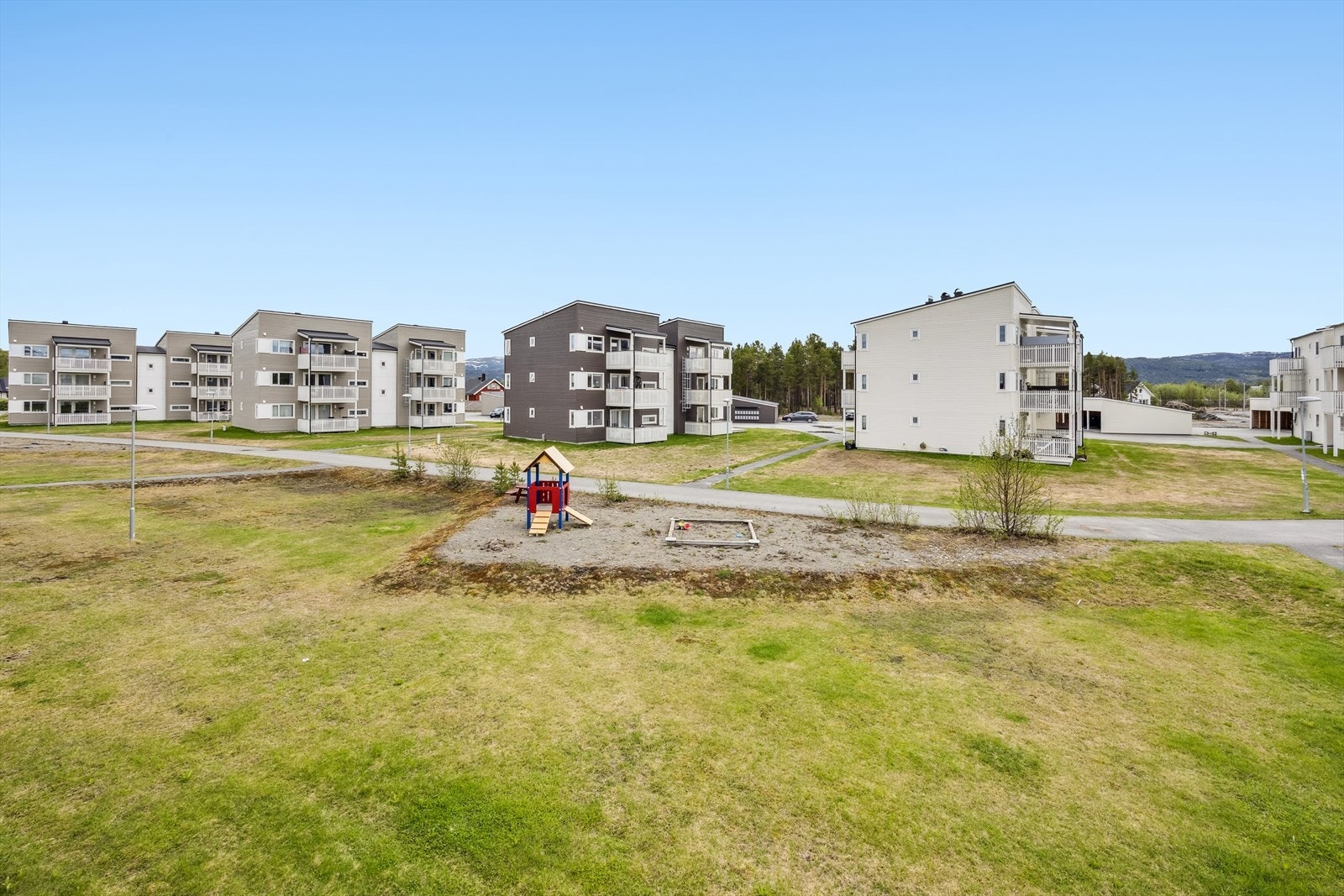 Felles uteområde som er pent opparbeidet, ligger skjermet til og har lite støy fra trafikk. Galleribilde