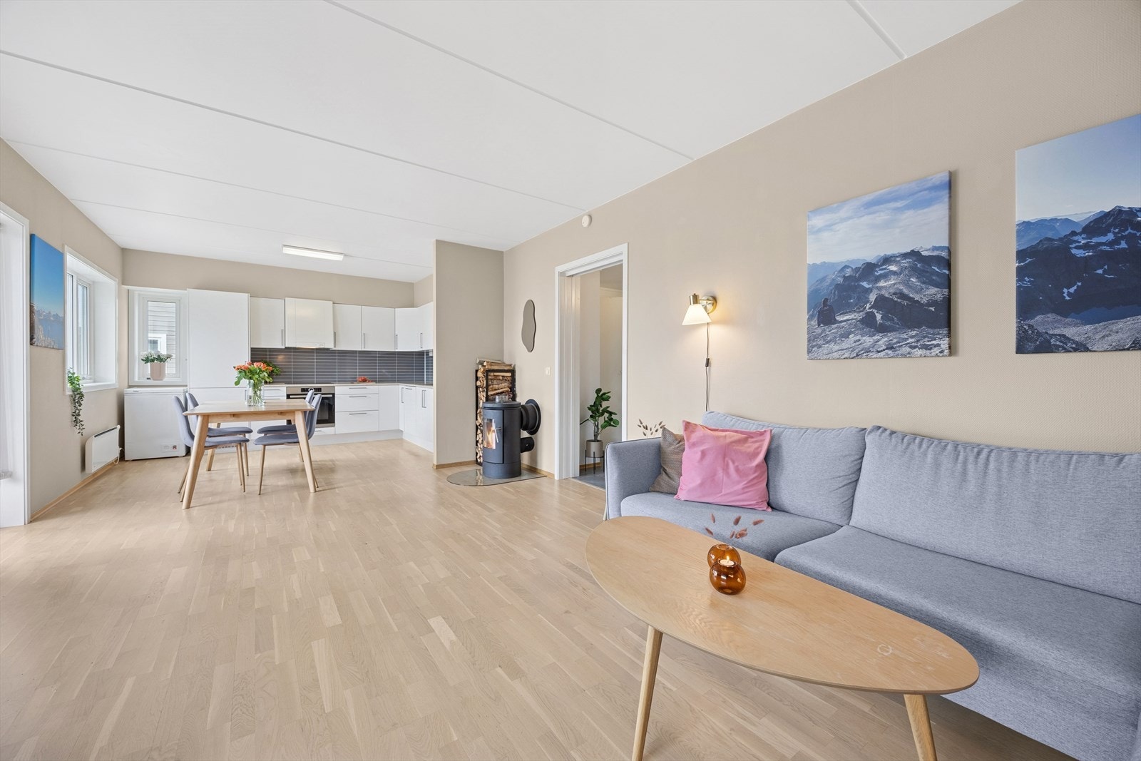 Leiligheten har en lys og moderne åpen stue og kjøkkenløsning som gir god plass til både sofagruppe og spisegruppe. Galleribilde