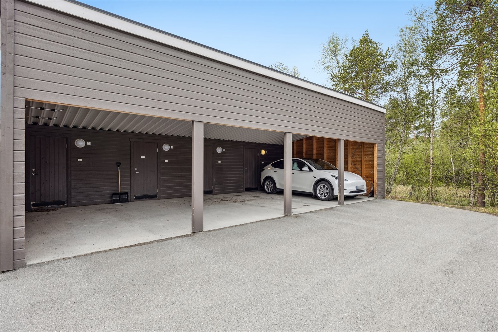 Parkering i carport med sportsbod i bakkant. Galleribilde