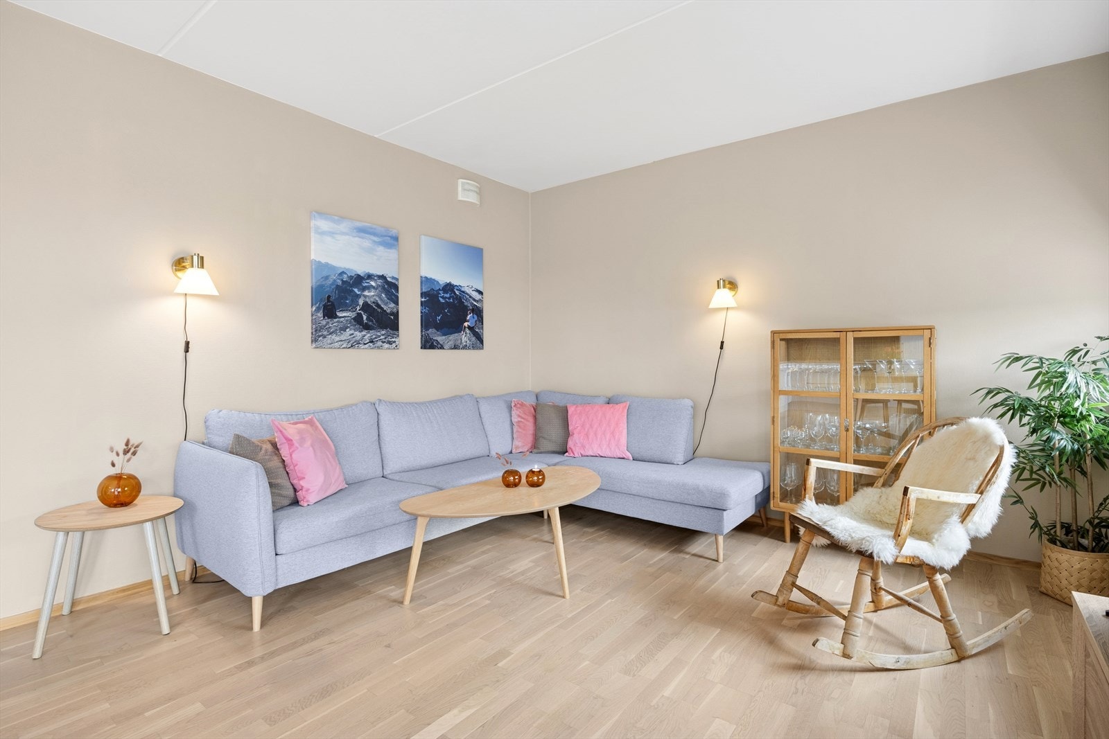 Det er god plass til en romslig sofagruppe og tilhørende møbler. Galleribilde