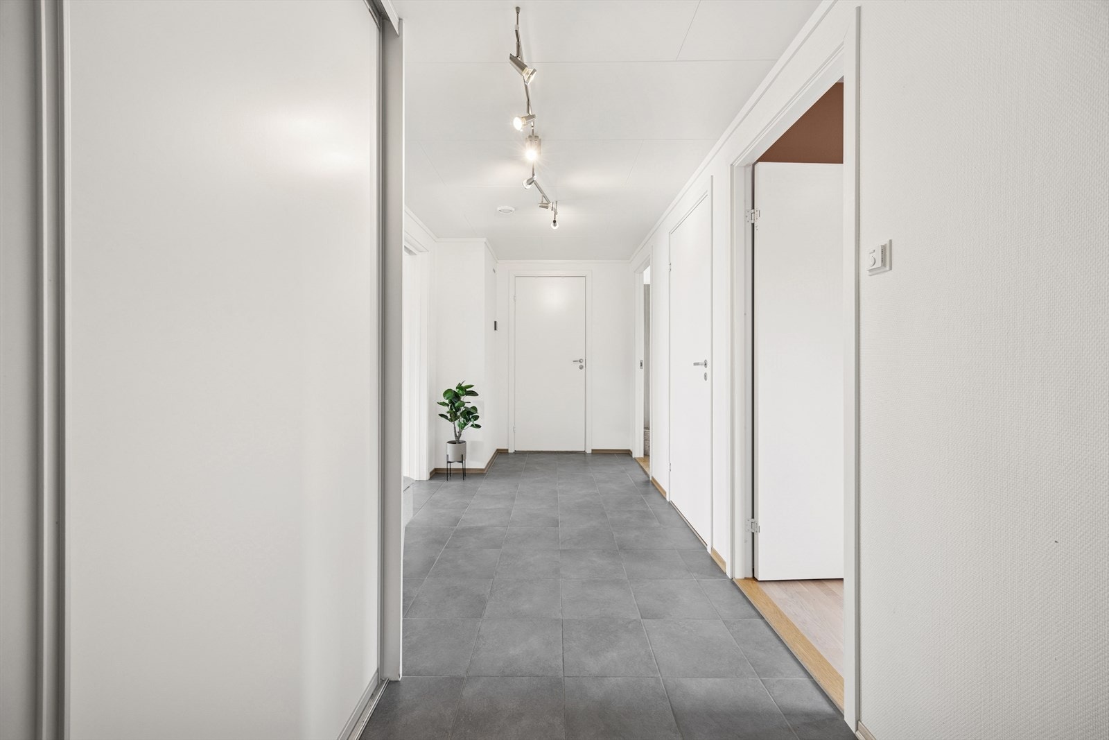 Entreen har godt med oppbevaringsplass i en praktisk skyvedørsgarderobe. Galleribilde