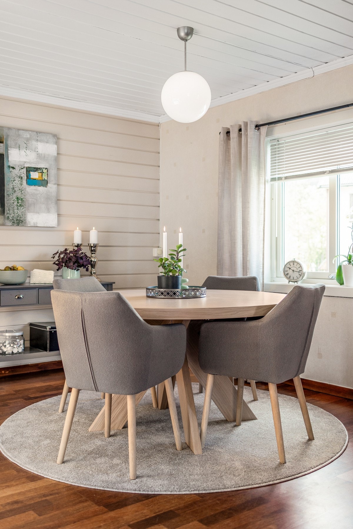 Spiseplassen får sin naturlige plass under vinduet ved kjøkkenet Galleribilde