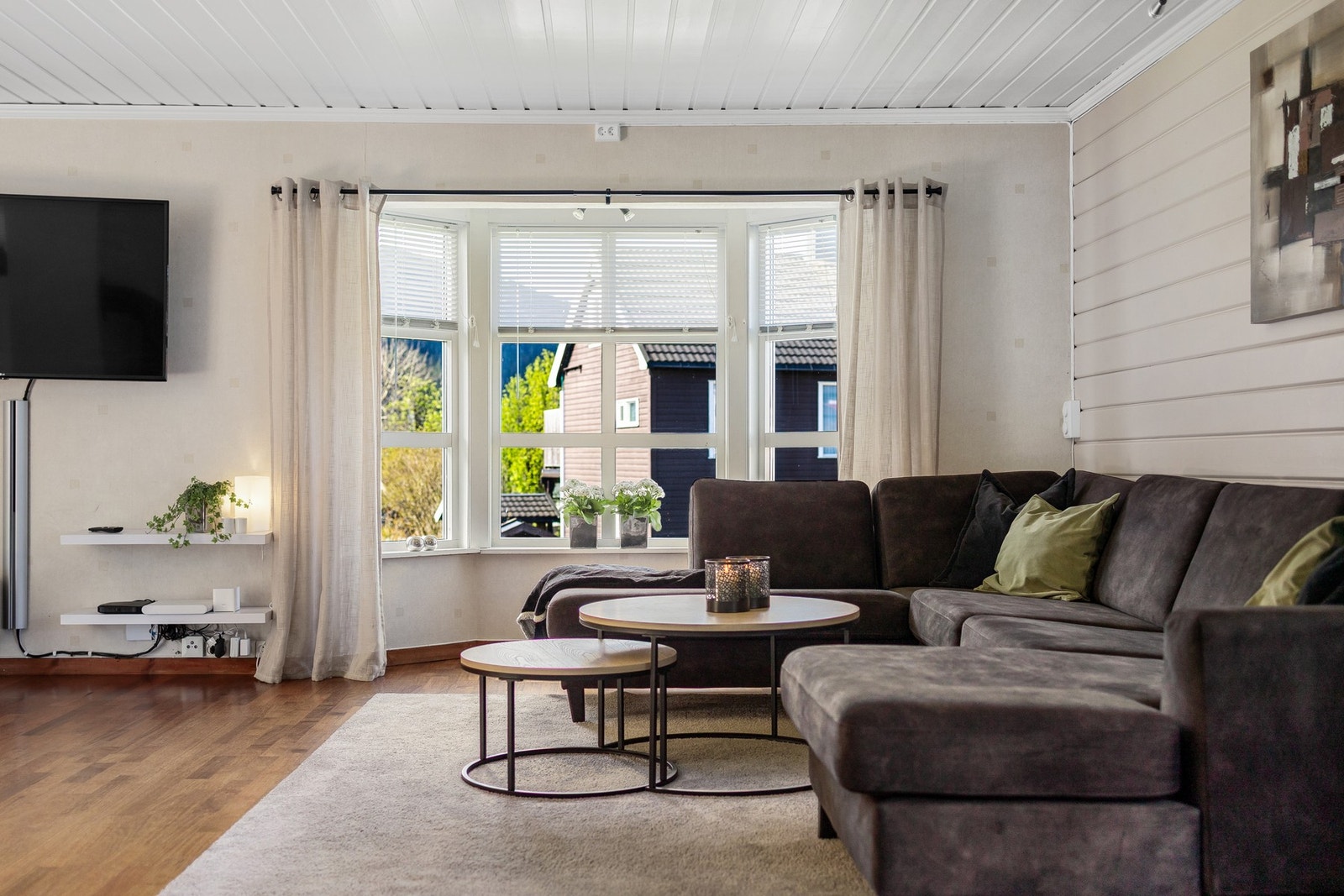 Store vindusflater som gir boligen rikelig med naturlig lys inn Galleribilde