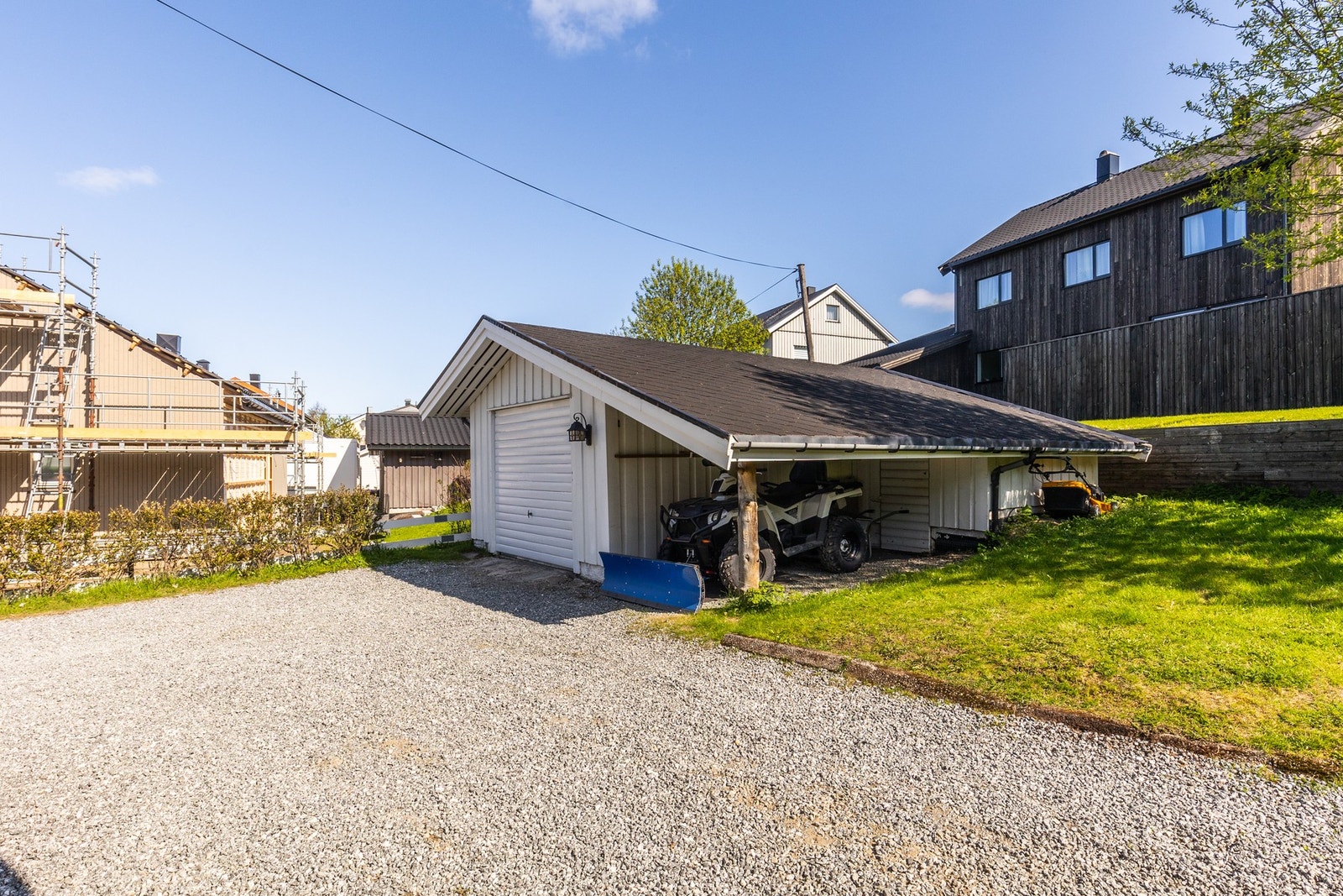 Gode parkeringsmuligheter i innkjørsel og i garasje Galleribilde