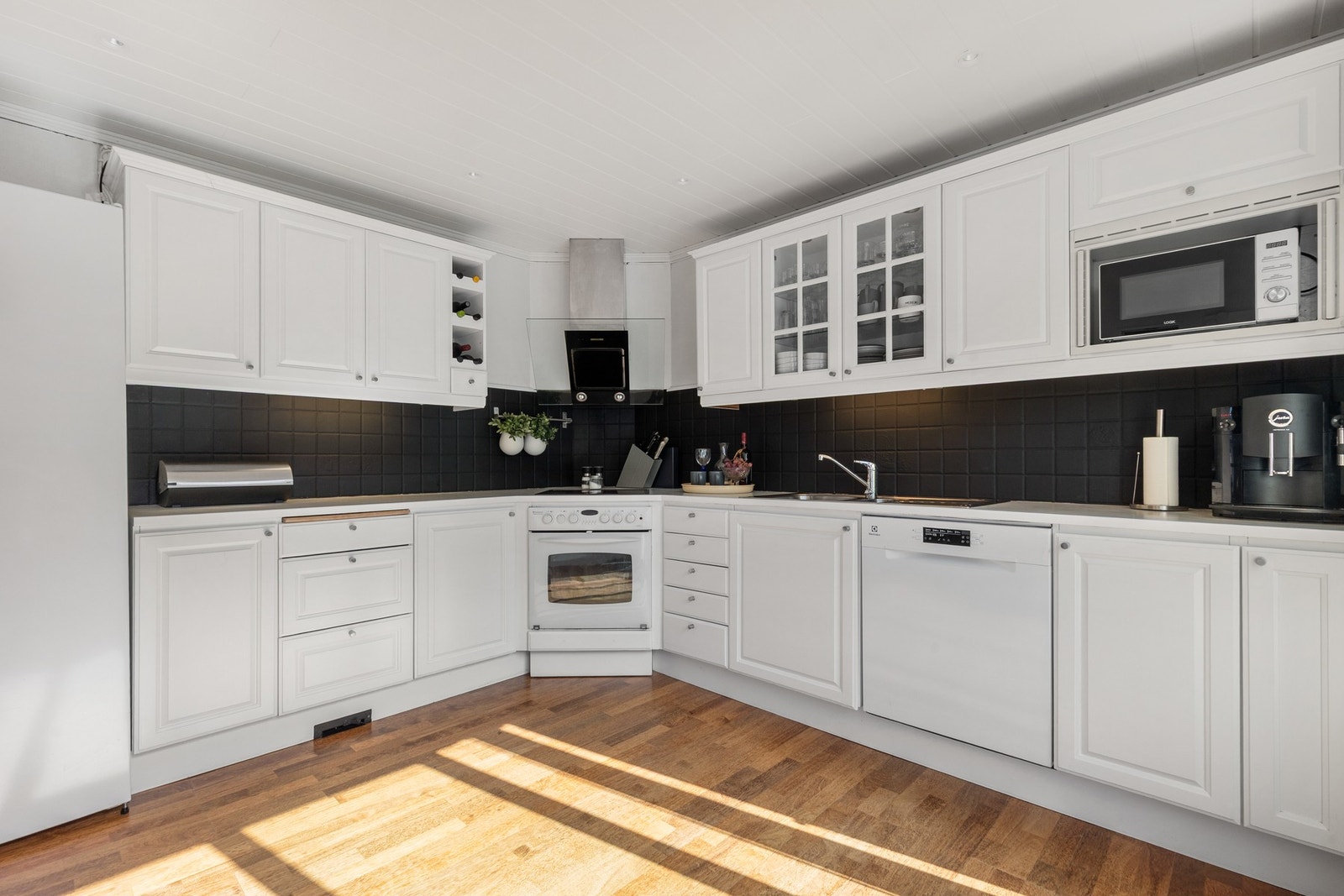 Kjøkkenet er av god størrelse og har rikelig med skap- og benkeplass Galleribilde