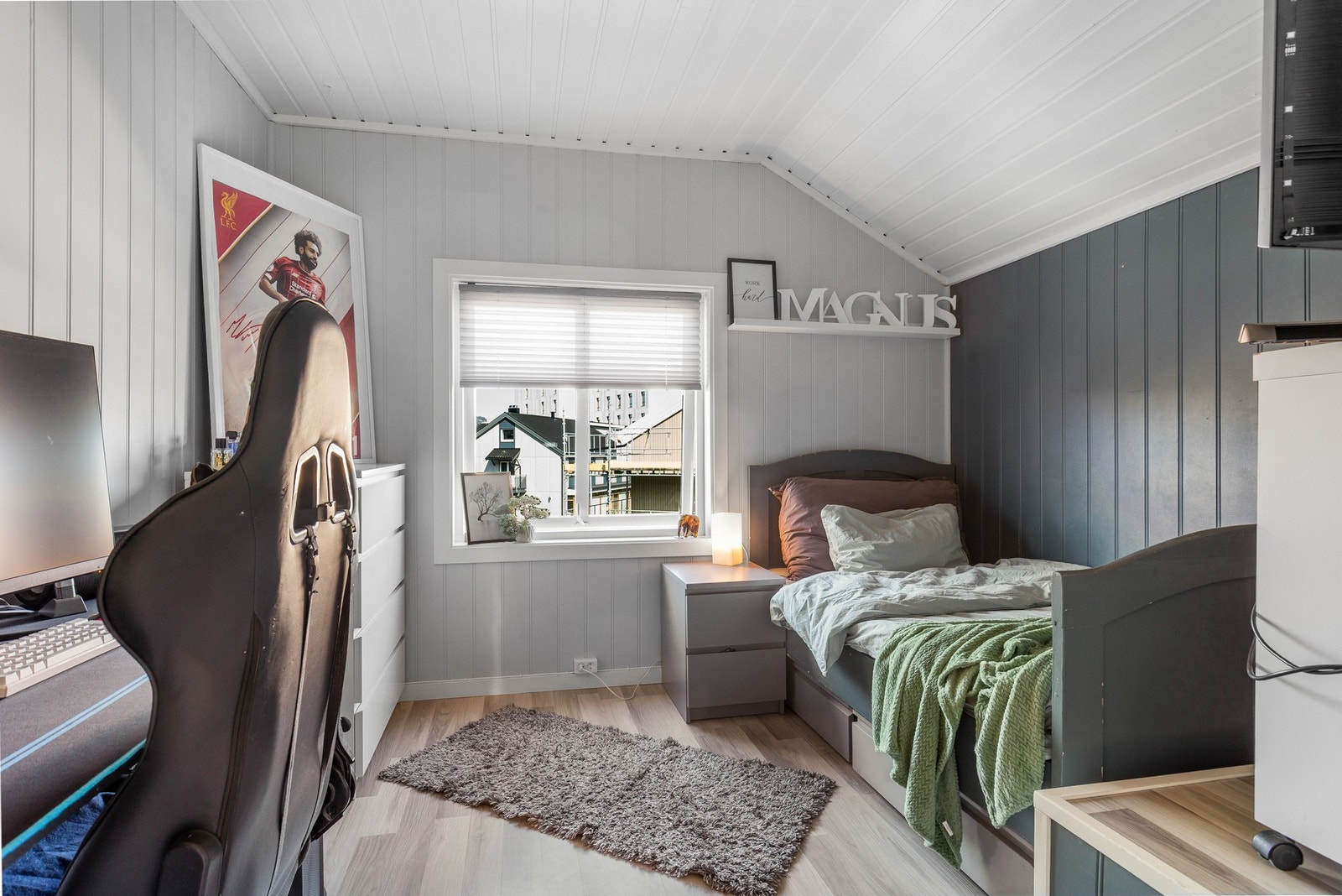 Alle soverommene er av god størrelse med plass til seng, nattbord, skrivebord og garderobeløsning Galleribilde