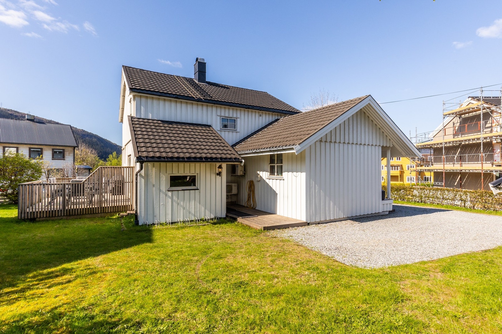 Eiendommen byr på flotte uteområder hvor barna kan leke fritt Galleribilde