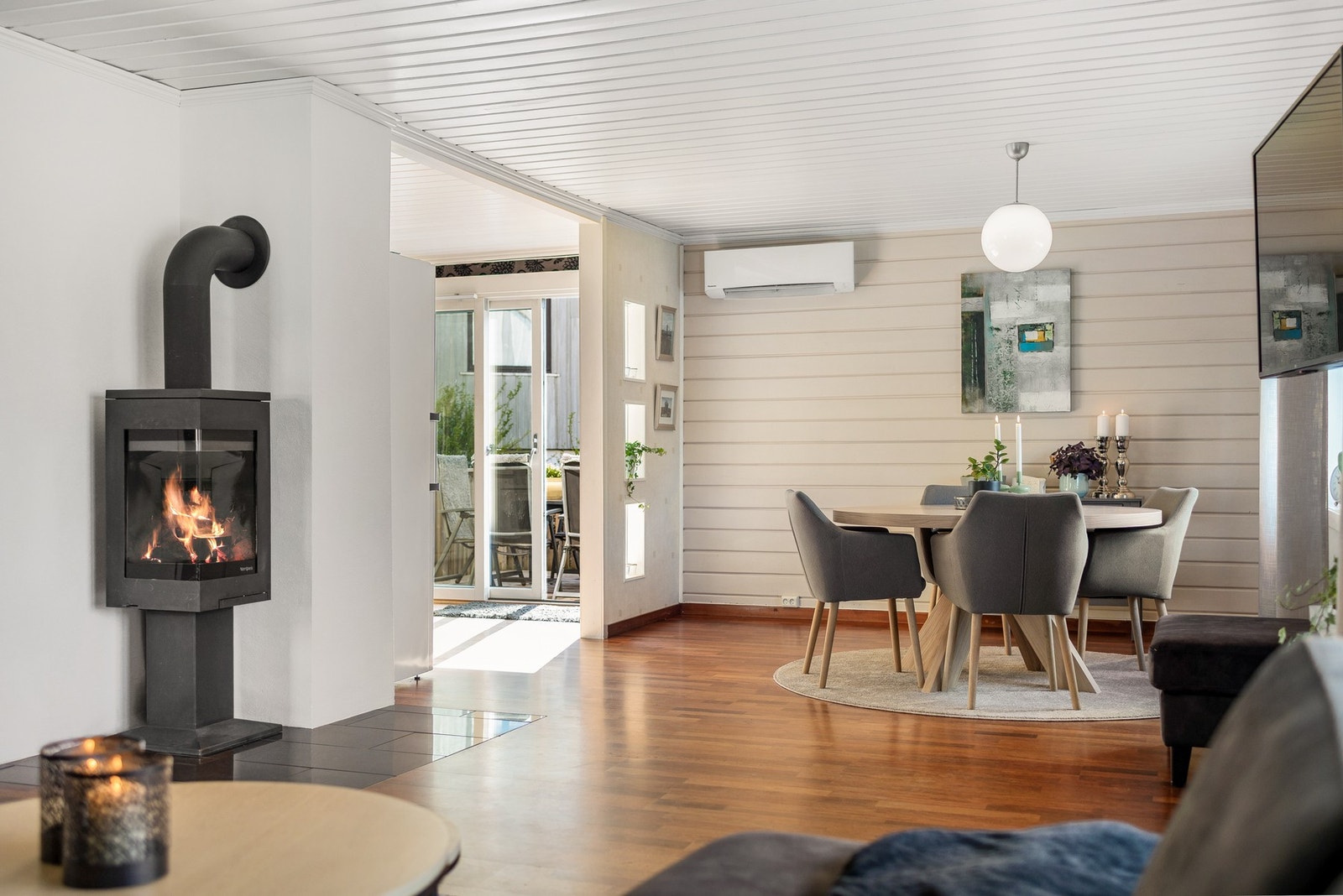 Boligen byr på romslige rom, tre bad og solrike uteplasser Galleribilde