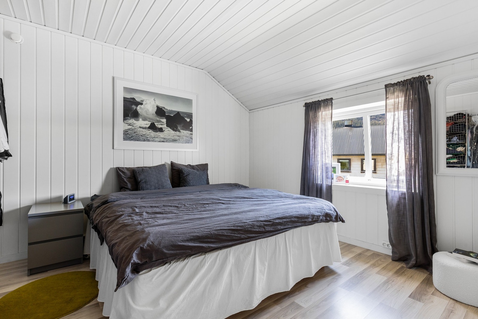 Hovedsoverommet er av god størrelse med plass til dobbeltseng, nattbord og garderobeløsning Galleribilde