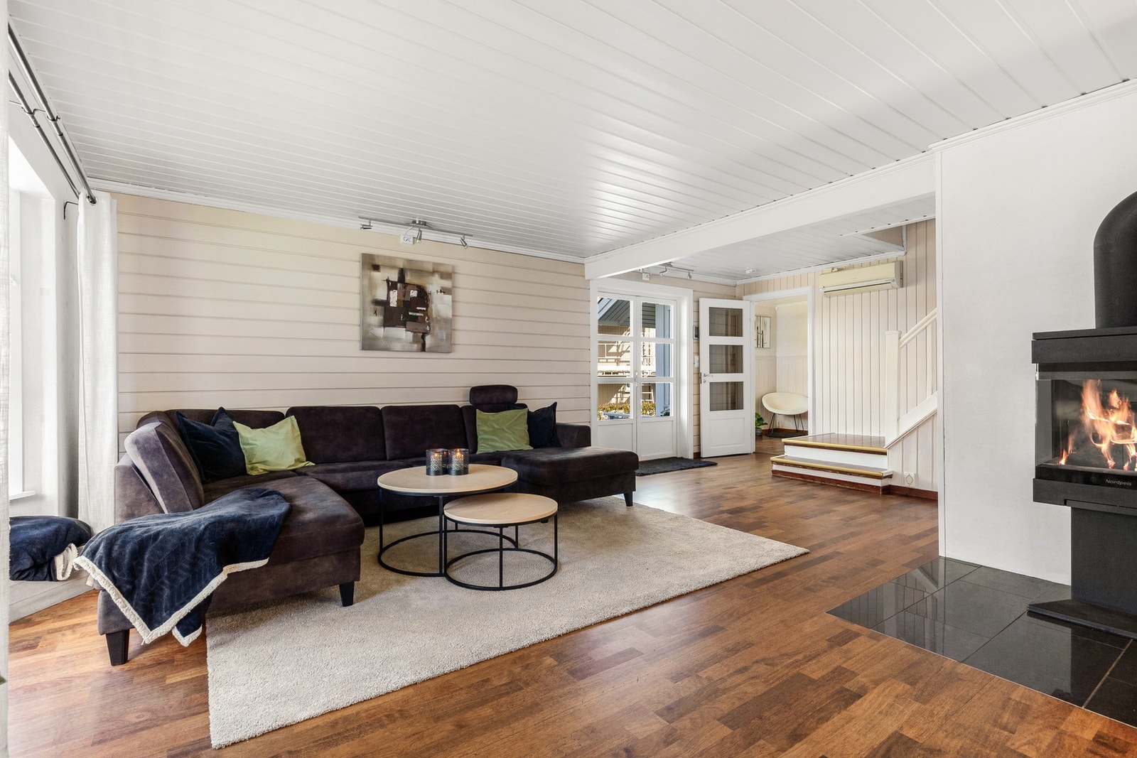 Så tar vi oss videre inn til stuen | Lys og romslig med god plass til sofagruppe med tilhørende møblement Galleribilde