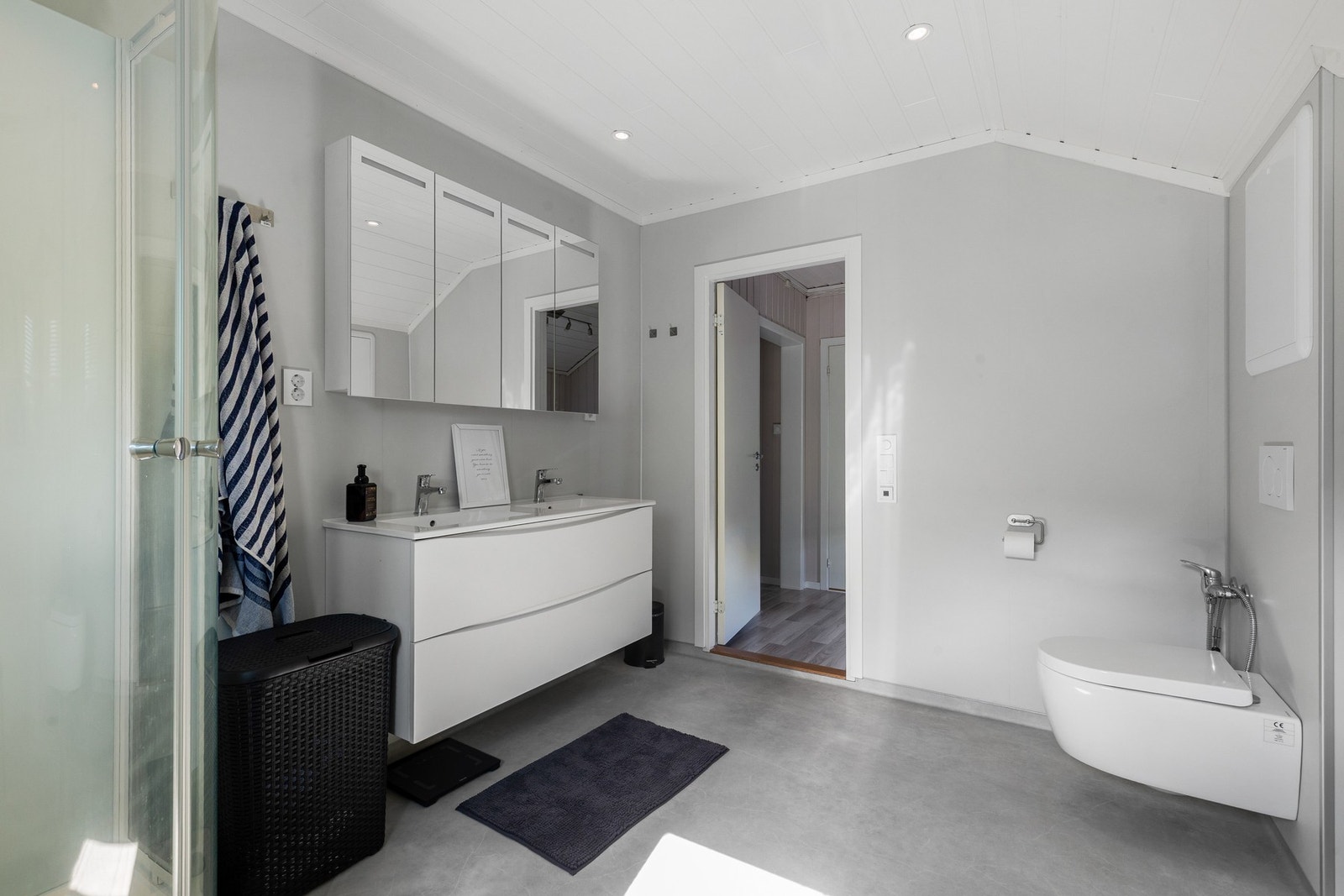 Badet er av god størrelse og har varme i gulv Galleribilde