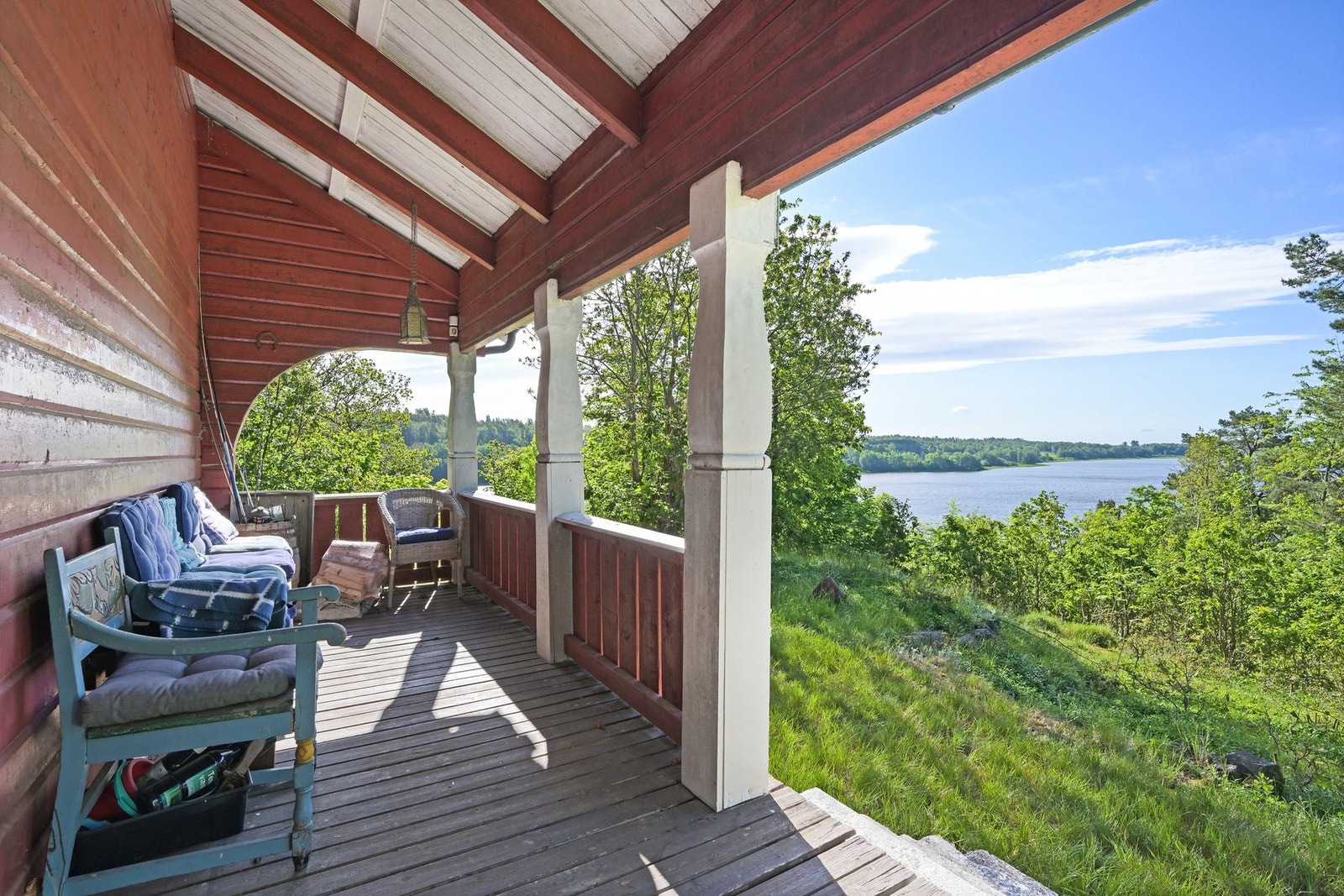 Koselig overbygget veranda i forkant av hytta Galleribilde