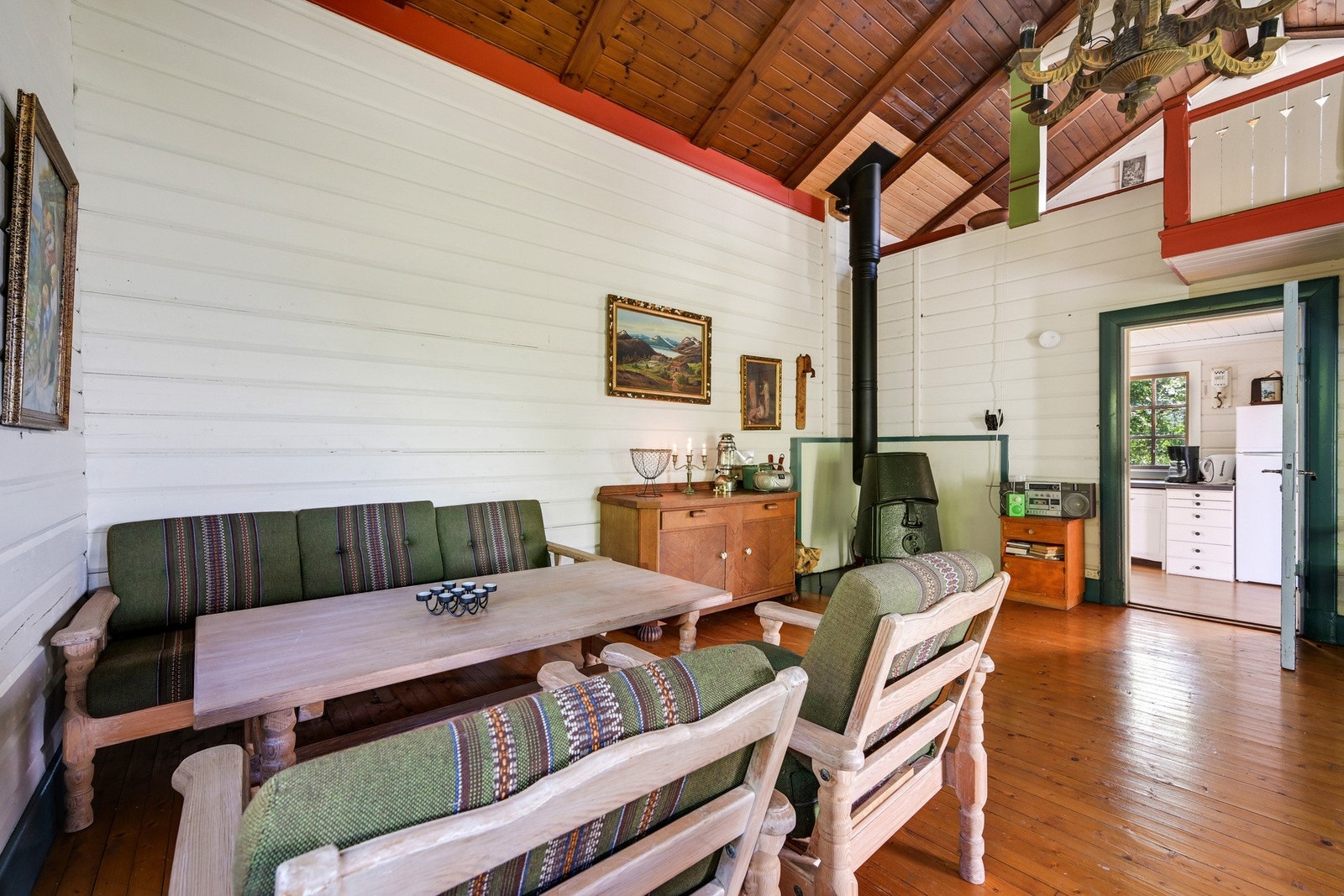 Deilig også med ildsted som gir behagelig varme utover høsten Galleribilde