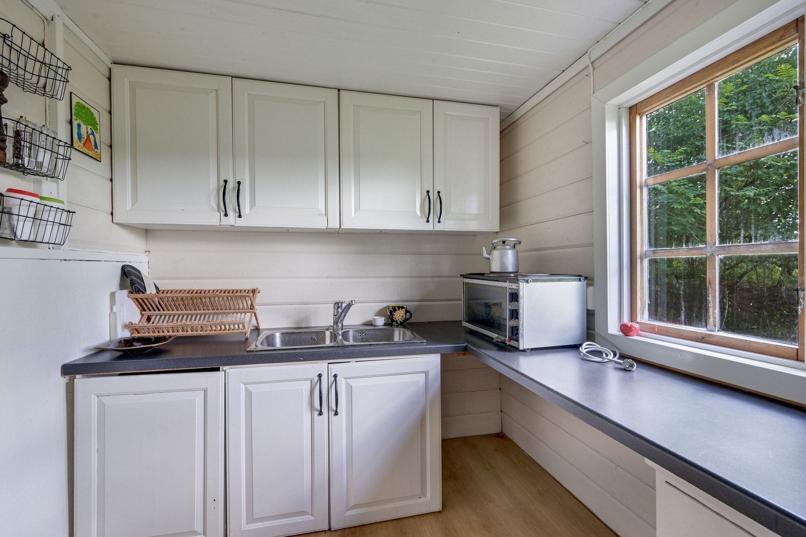 Lys innredning med profilerte fronter og godt med skapplass Galleribilde