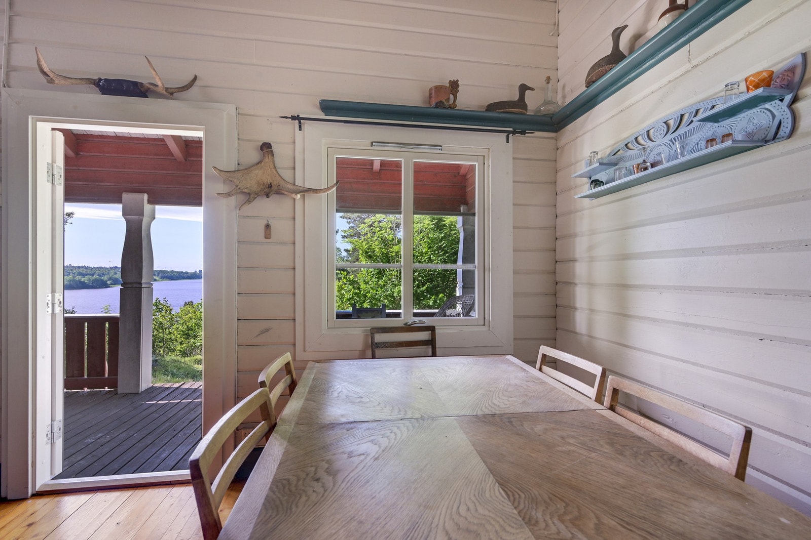 Romslig stue med plass til både salong og spisebord Galleribilde