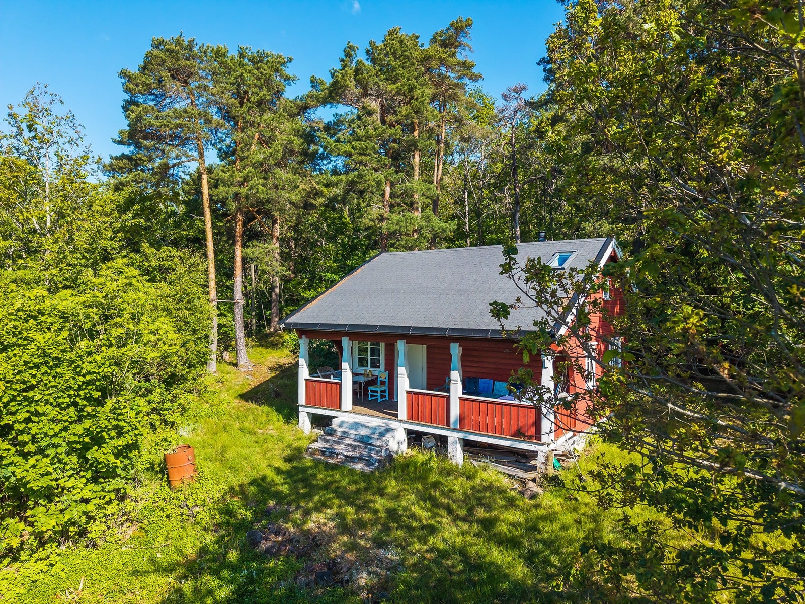 Hytta ligger helt usjenert til på en høyde Galleribilde