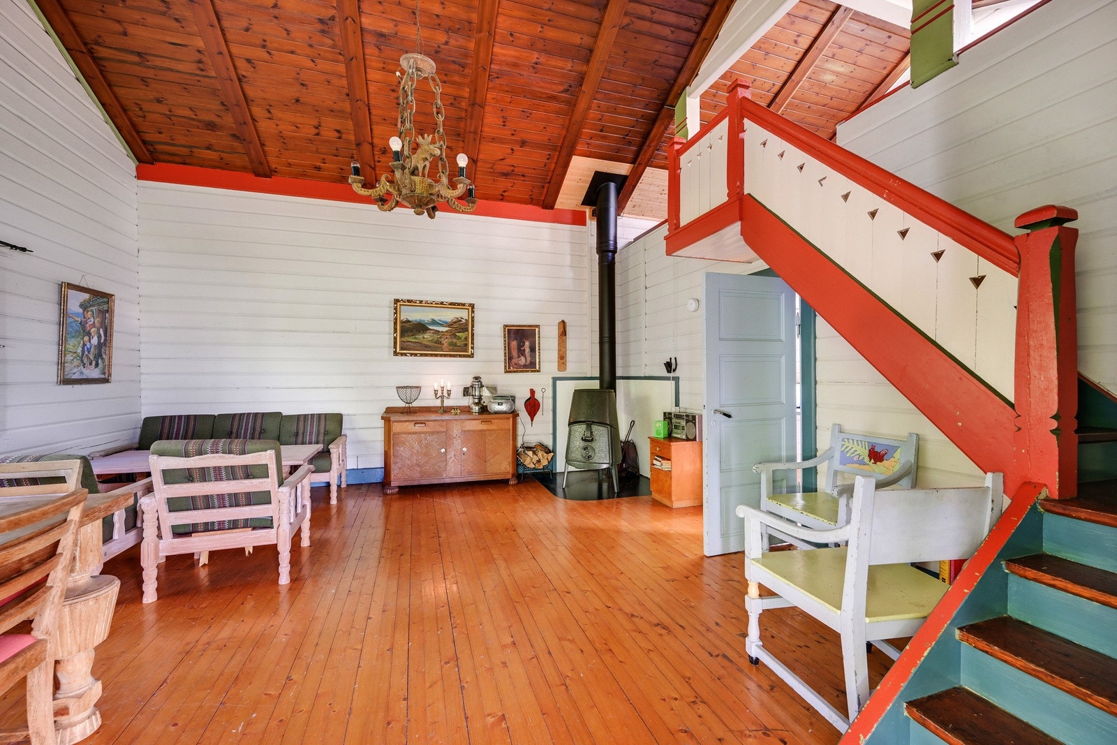 Fra stuen tar vi trappen opp til hemsen Galleribilde