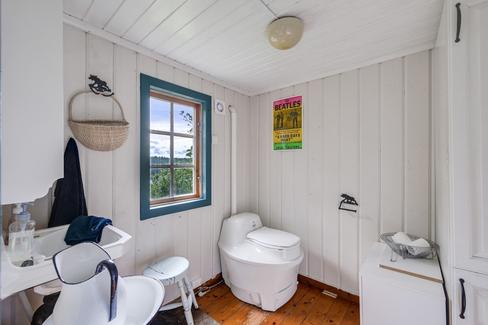 Inn fra kjøkkenet til enkelt hyttebad Galleribilde