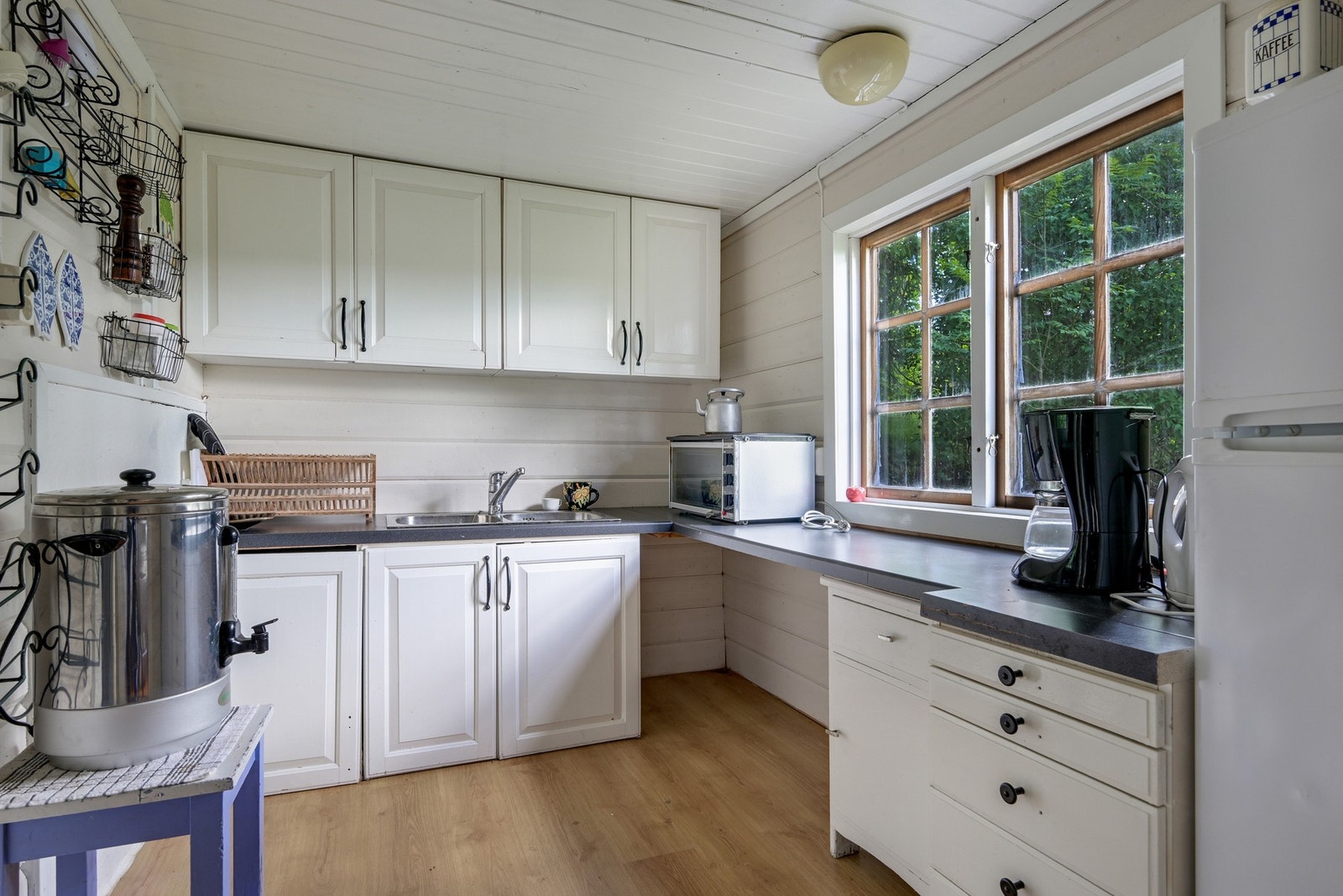 Kjøkkenet er av god størrelse med store arbeidsflater Galleribilde