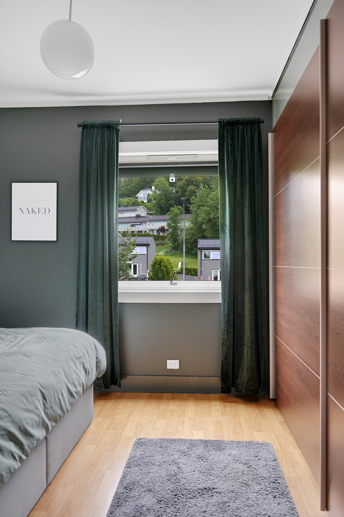 Pent og innbydende rom med skyvedørsgarderobe Galleribilde