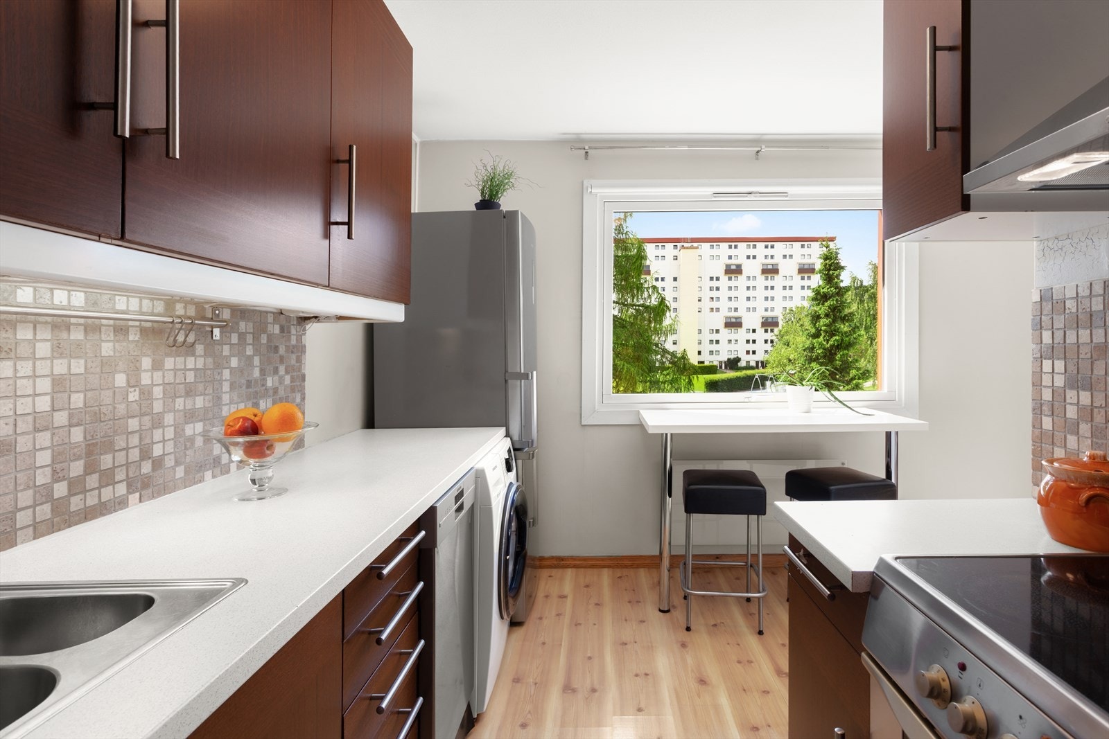 Rikelig benkeplass og godt med skap gir kjøkkenet høy funksjonalitet. Galleribilde