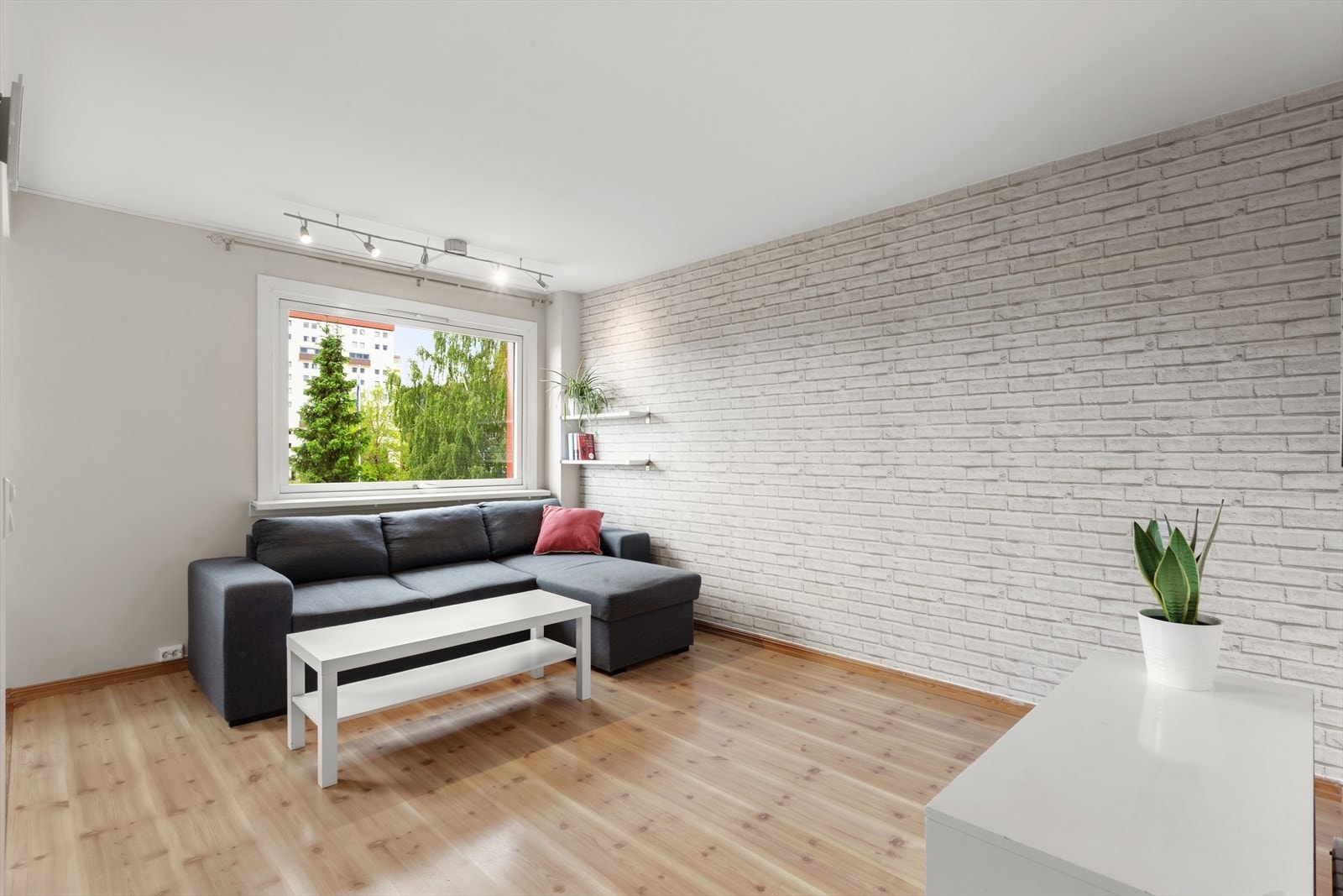 Stuen har god plass for både sofagruppe og spisebord i et sosialt allrom. Galleribilde