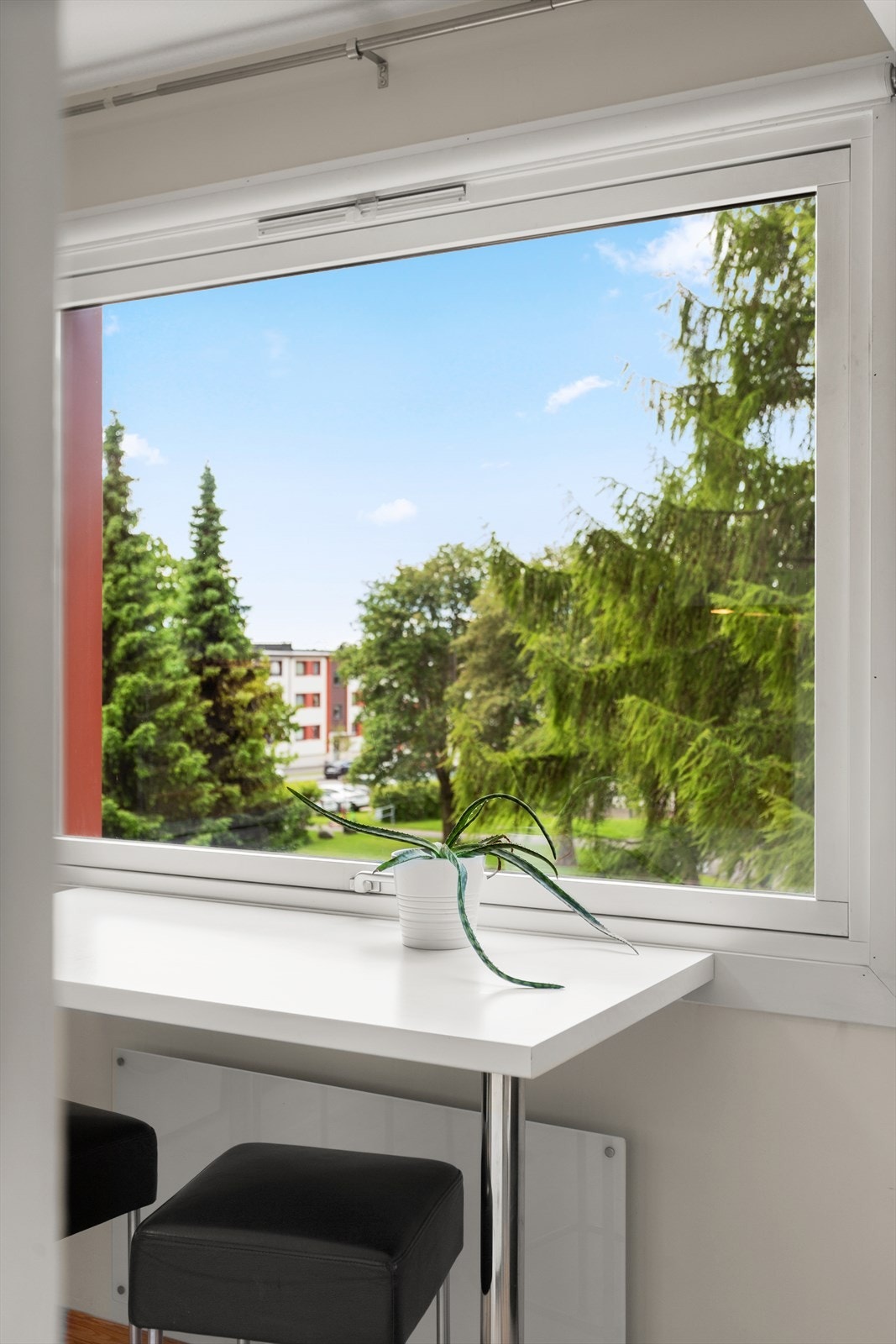 Spiseplassen ved vinduet gir en lun ramme for måltider året rundt. Galleribilde