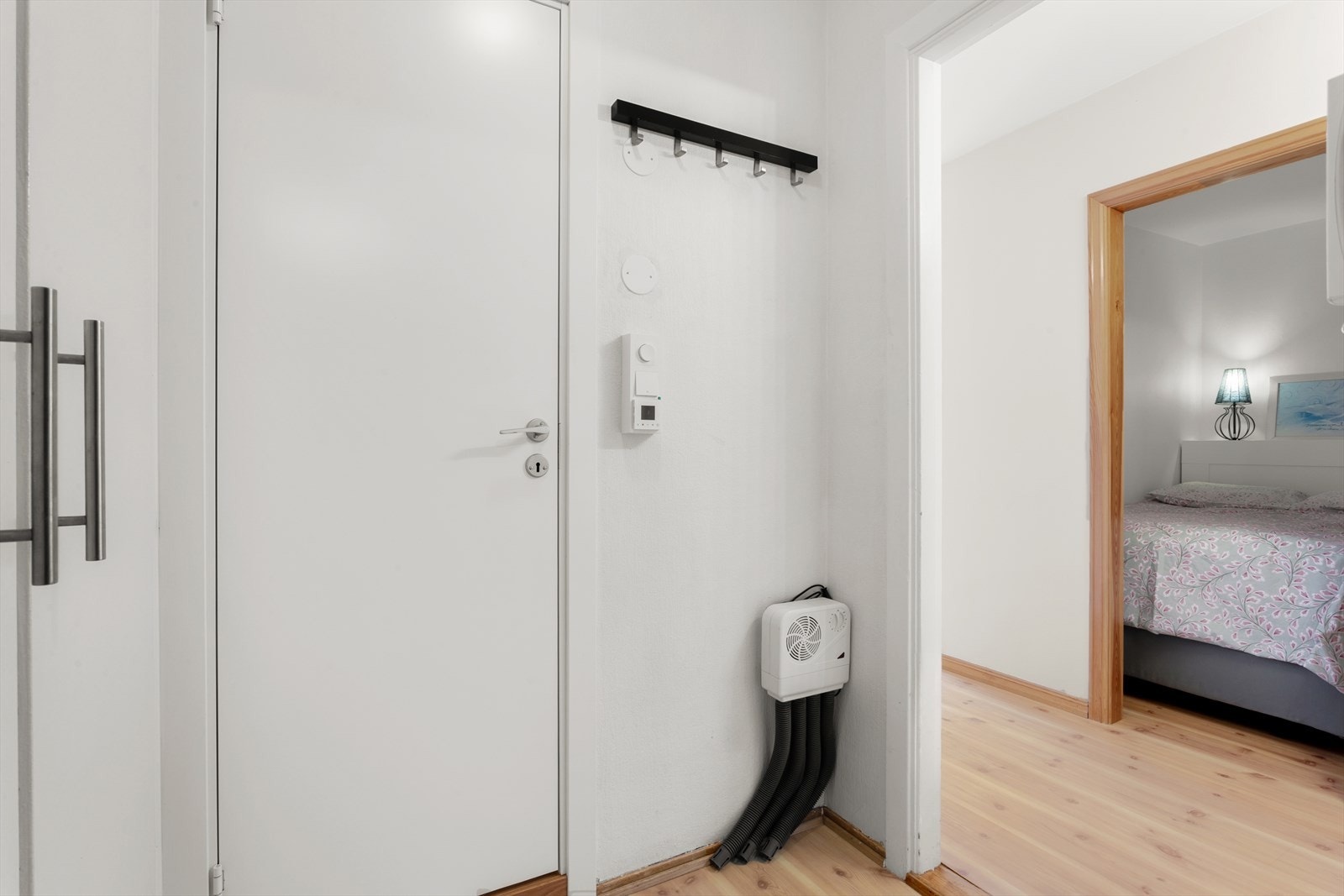 Sikker inngangsdør med dørcalling og plass til å henge fra seg yttertøy. Galleribilde