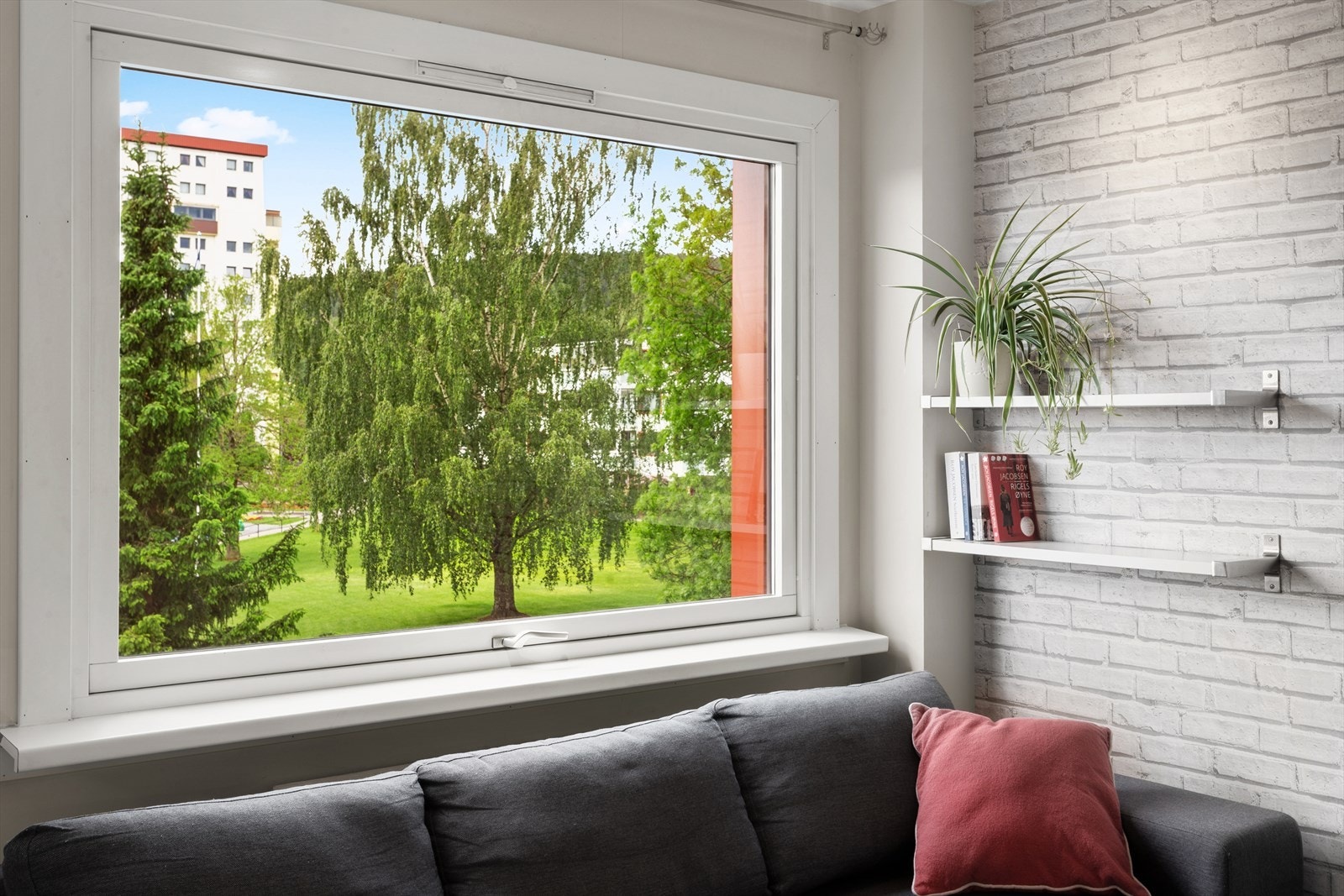 Store vinduer med isolerglass fra 2017 gir godt innemiljø og demper støy. Galleribilde