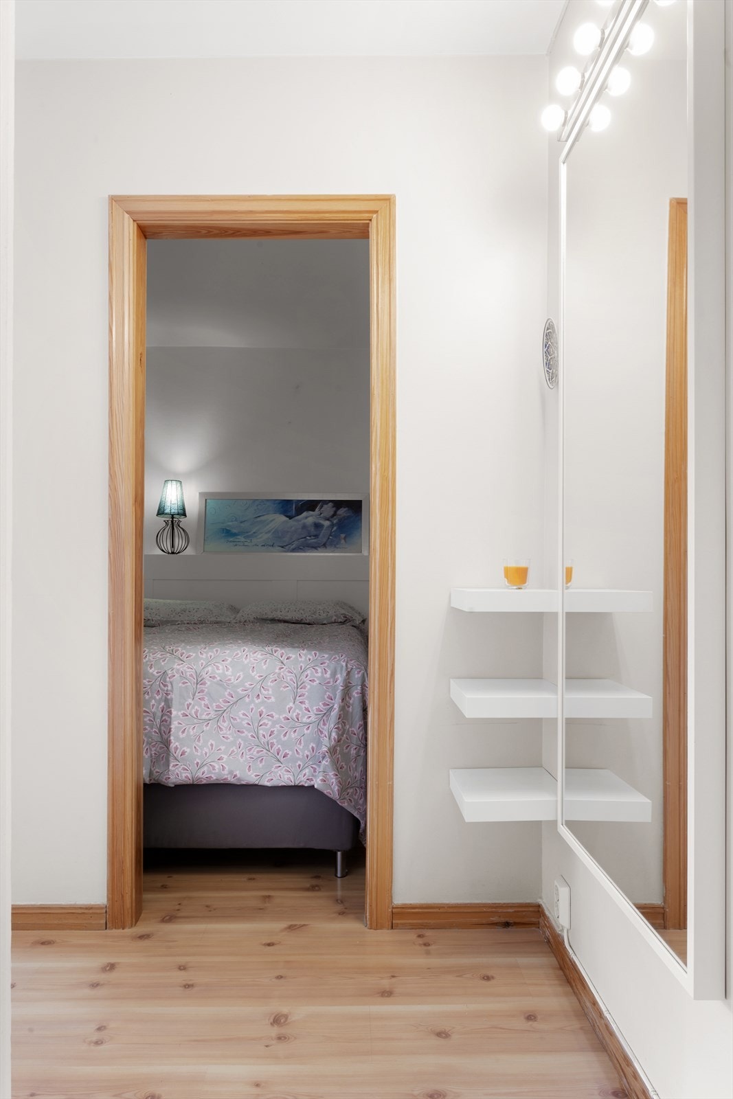 Entréen gir et godt førsteinntrykk med speil og plass for oppbevaring. Galleribilde