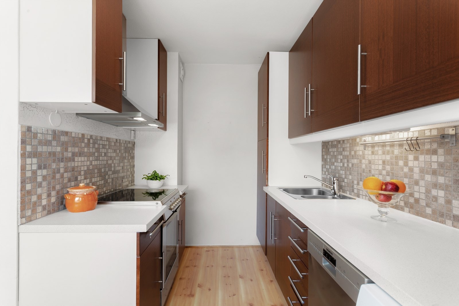 IKEA-kjøkken med glatte fronter, laminat benkeplate og oppvaskmaskin - funksjonelt og elegant. Galleribilde