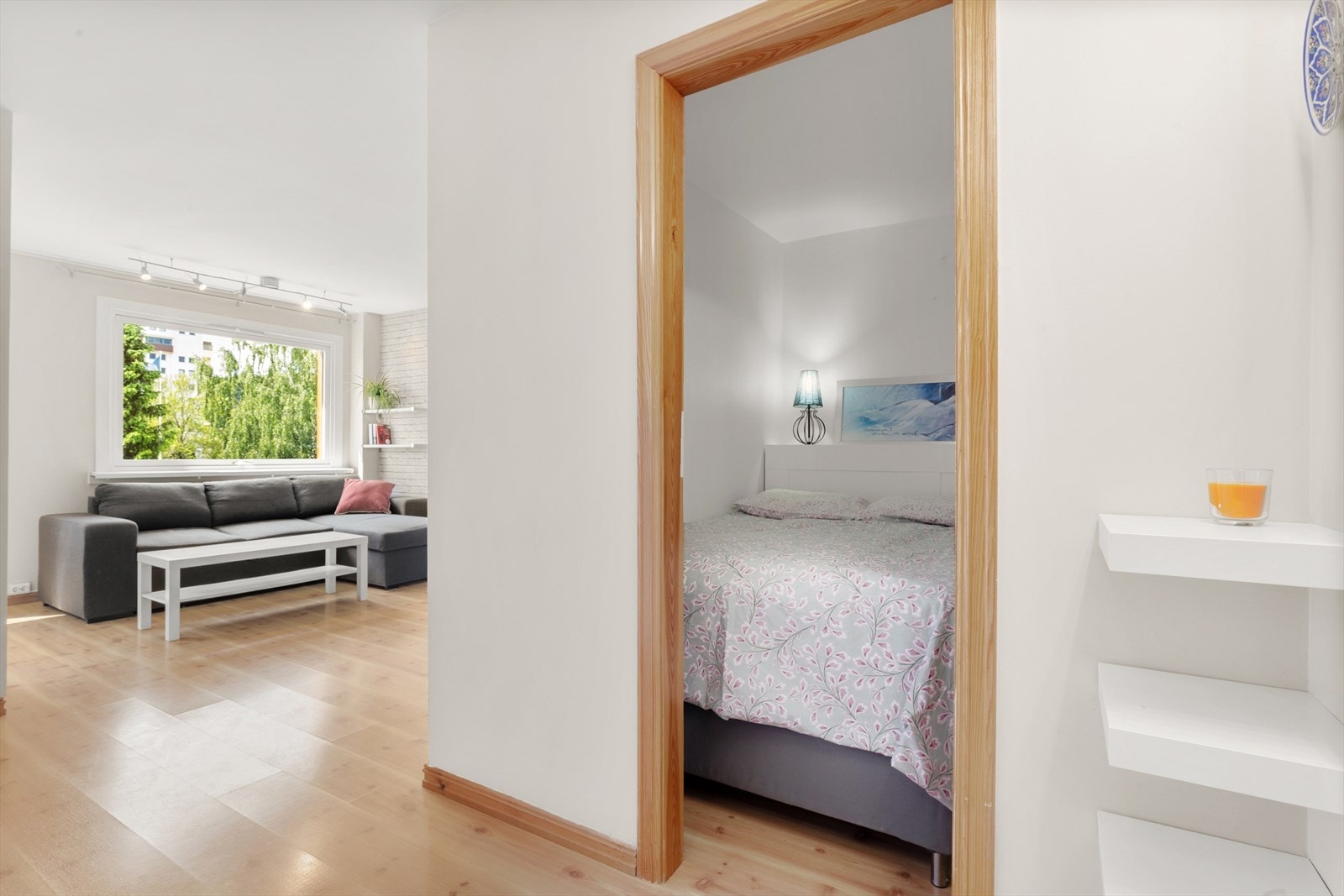 Fra entréen får du tilgang til både stue og praktisk alkove. Galleribilde