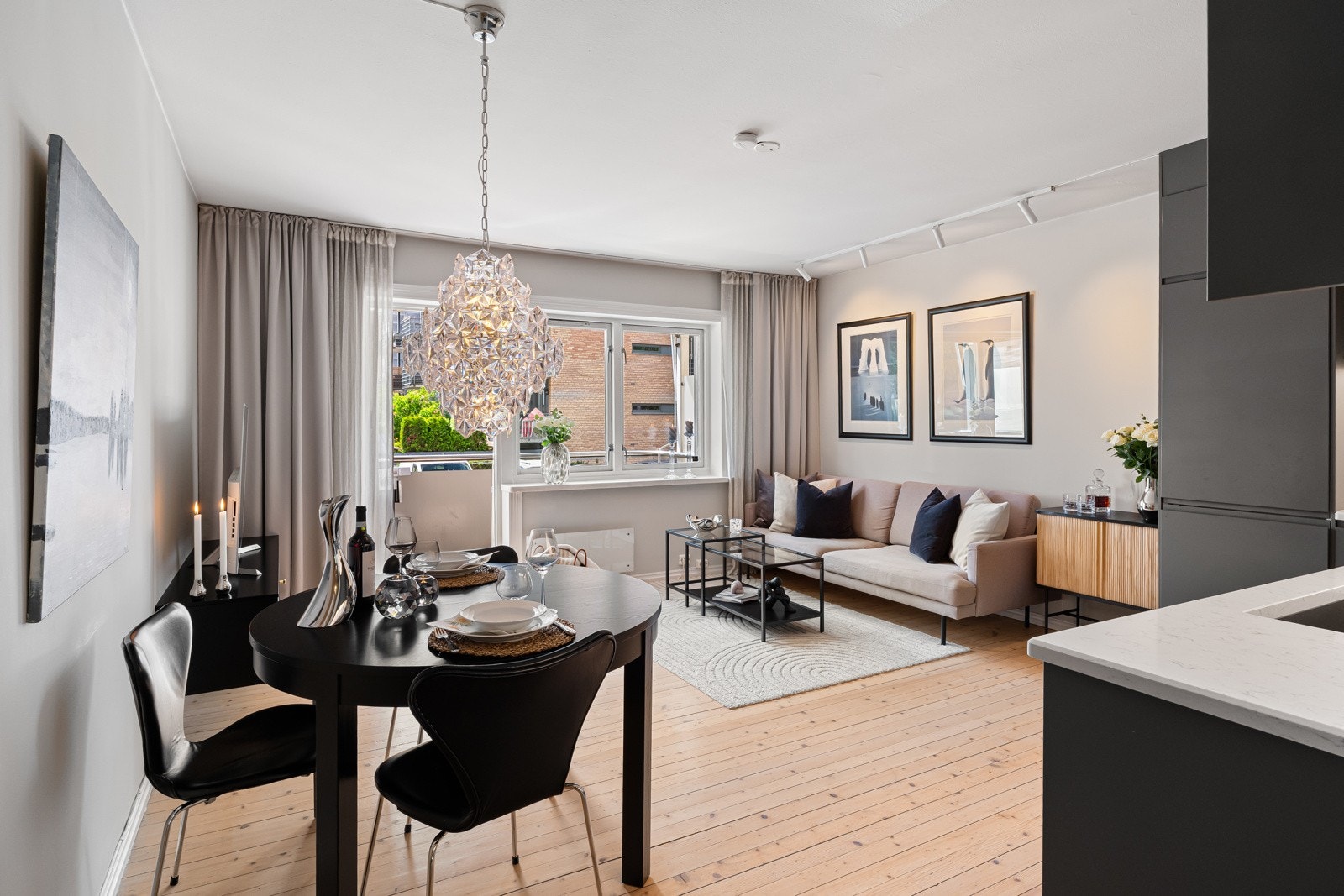 Stuen har en åpen og funksjonell planløsning med plass til både sofagruppe og spisebord. Galleribilde