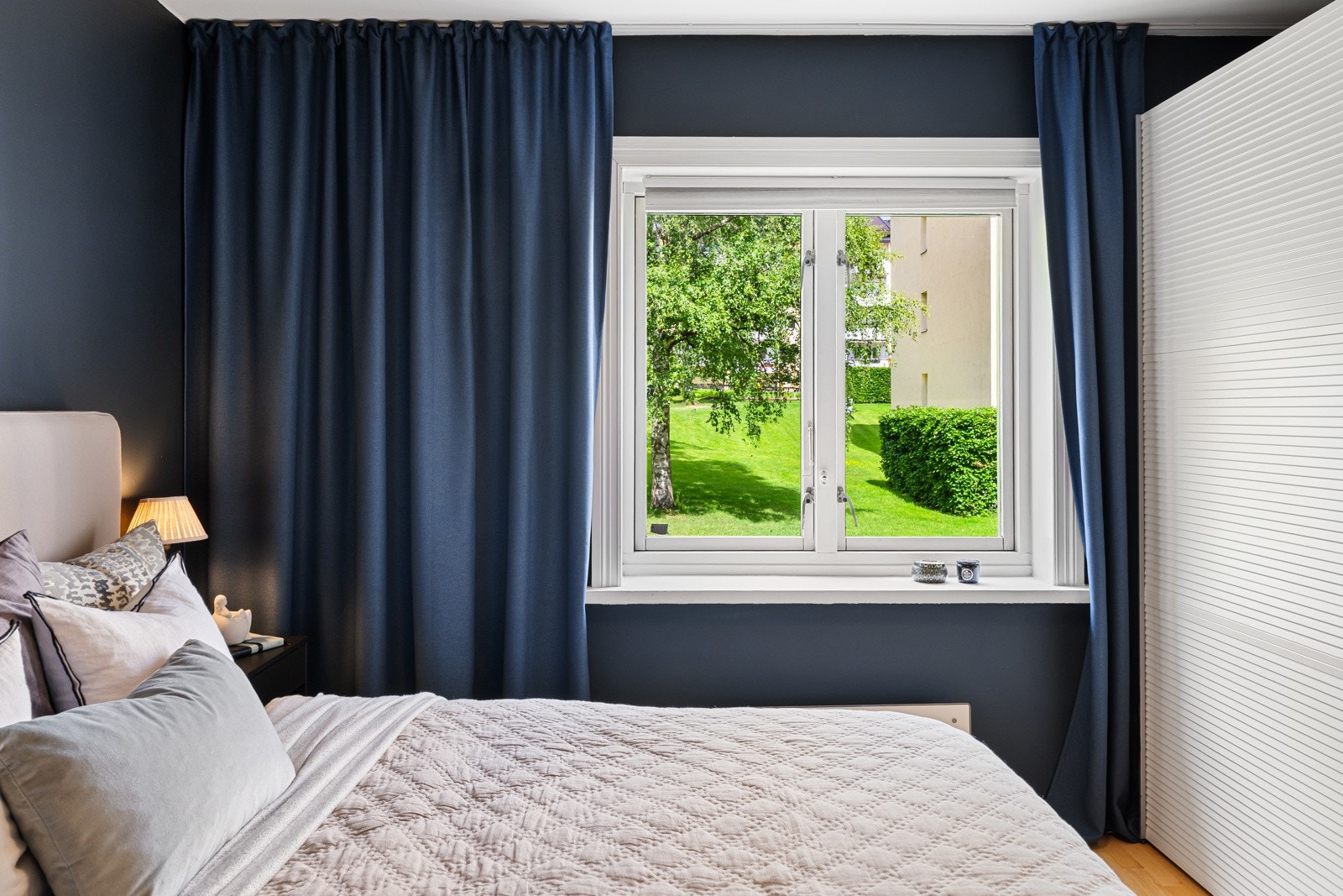 Stort vindu som gir et lyst og luftig soverom. Galleribilde