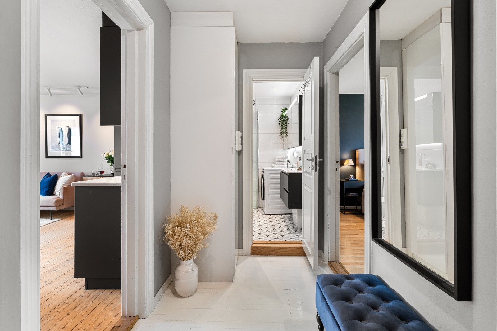 Baderommet ble rehabilitert i 2017 og har stilrene materialvalg. Galleribilde