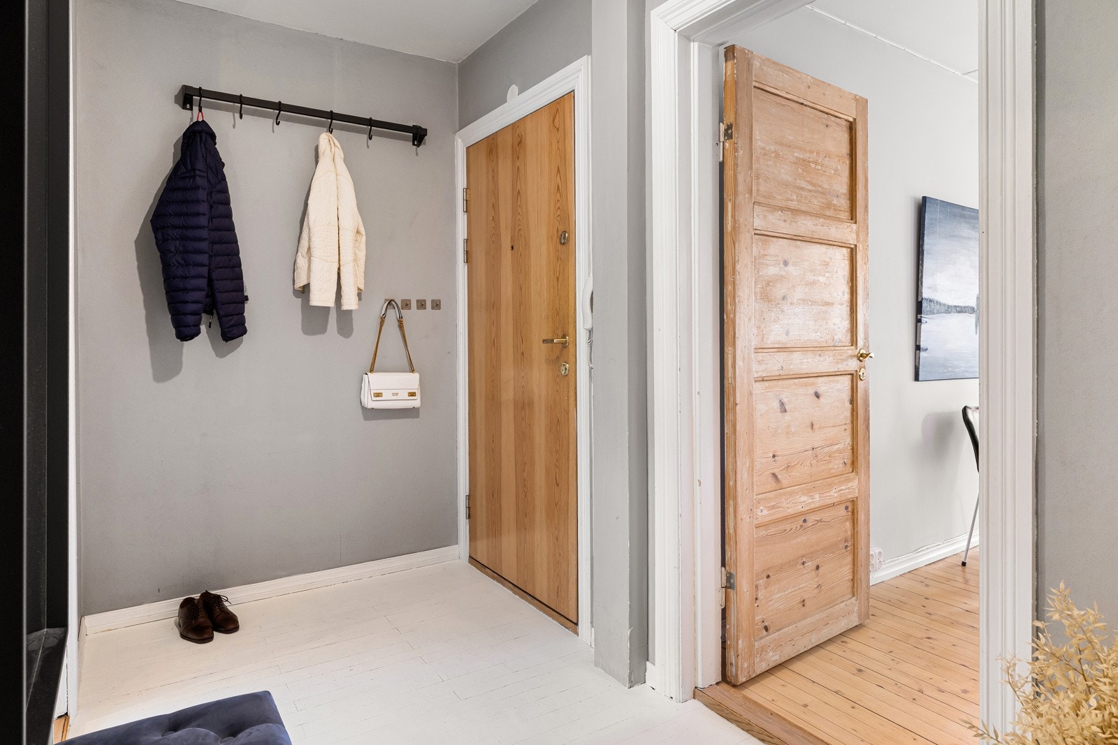 Lys og innbydende entré med god plass til oppheng og oppbevaring. Galleribilde