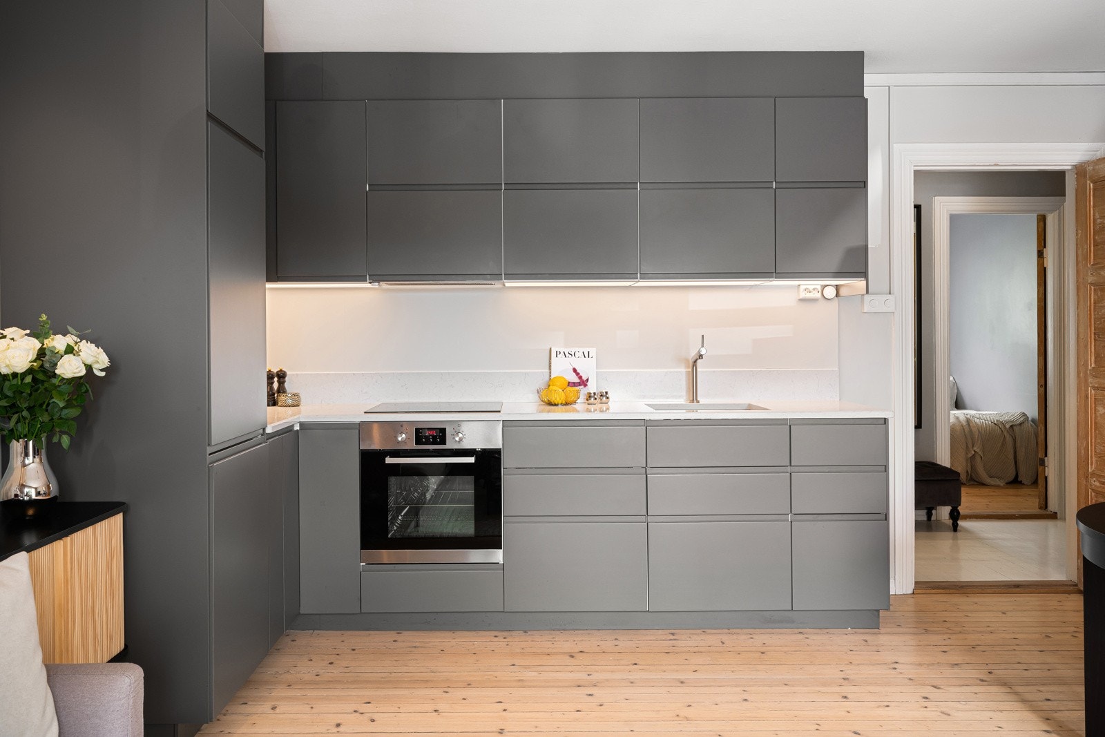 Stilrent kjøkken fra 2020 med glatte, mørke fronter som gir et tidløst uttrykk. Galleribilde