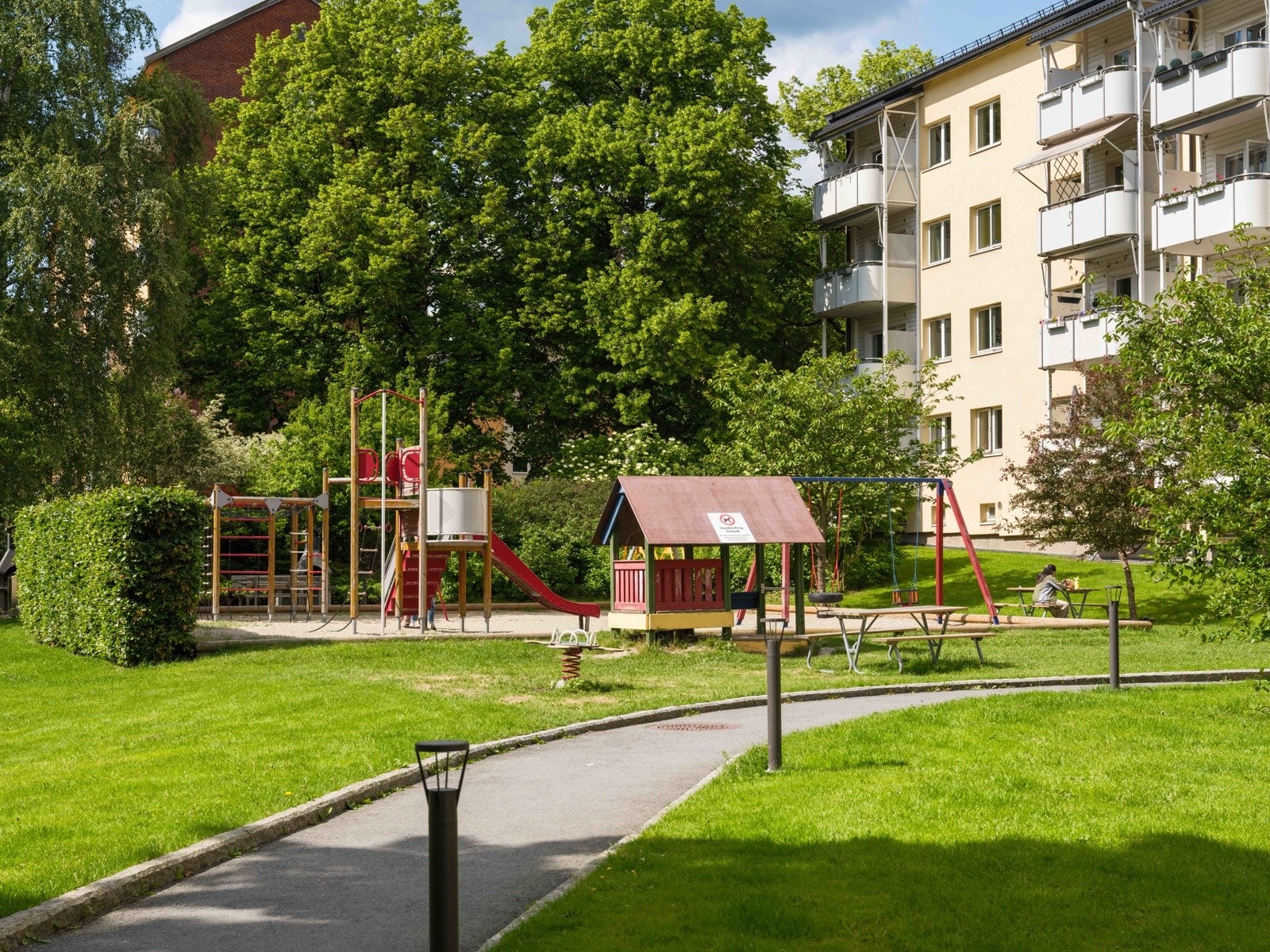 Lekeplass i borettslagets felles grøntområder. Galleribilde