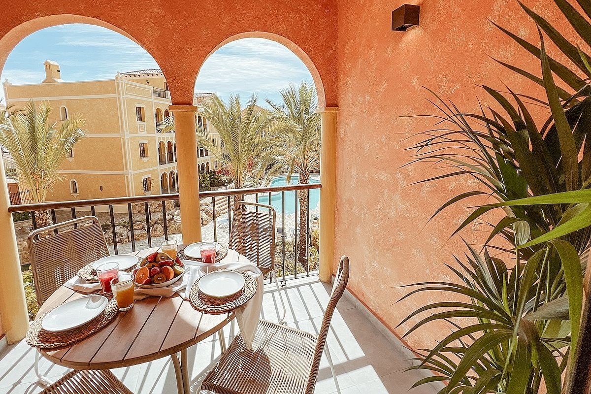 Terrasse mot bassenget Galleribilde