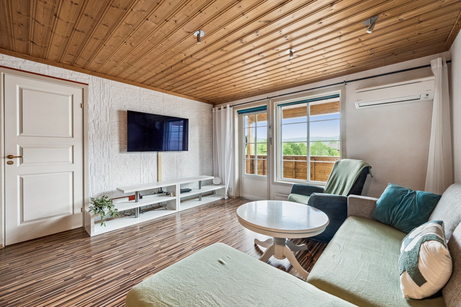 Stue med utgang til balkong. Galleribilde