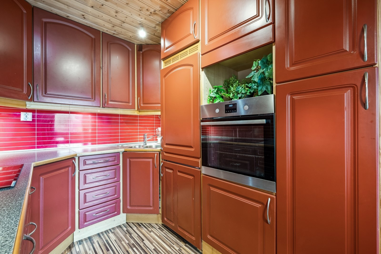 Kjøkken med ny stekeovn og platetopp og nyere kjøl/frys. Galleribilde