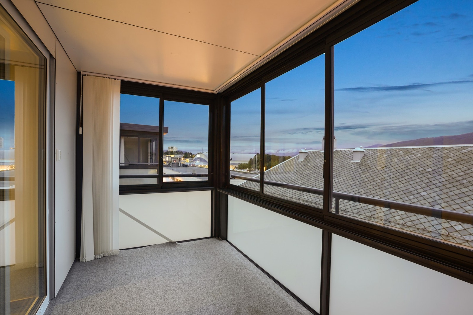 Praktisk innglasset balkong med stikkontakt/strøm. Galleribilde