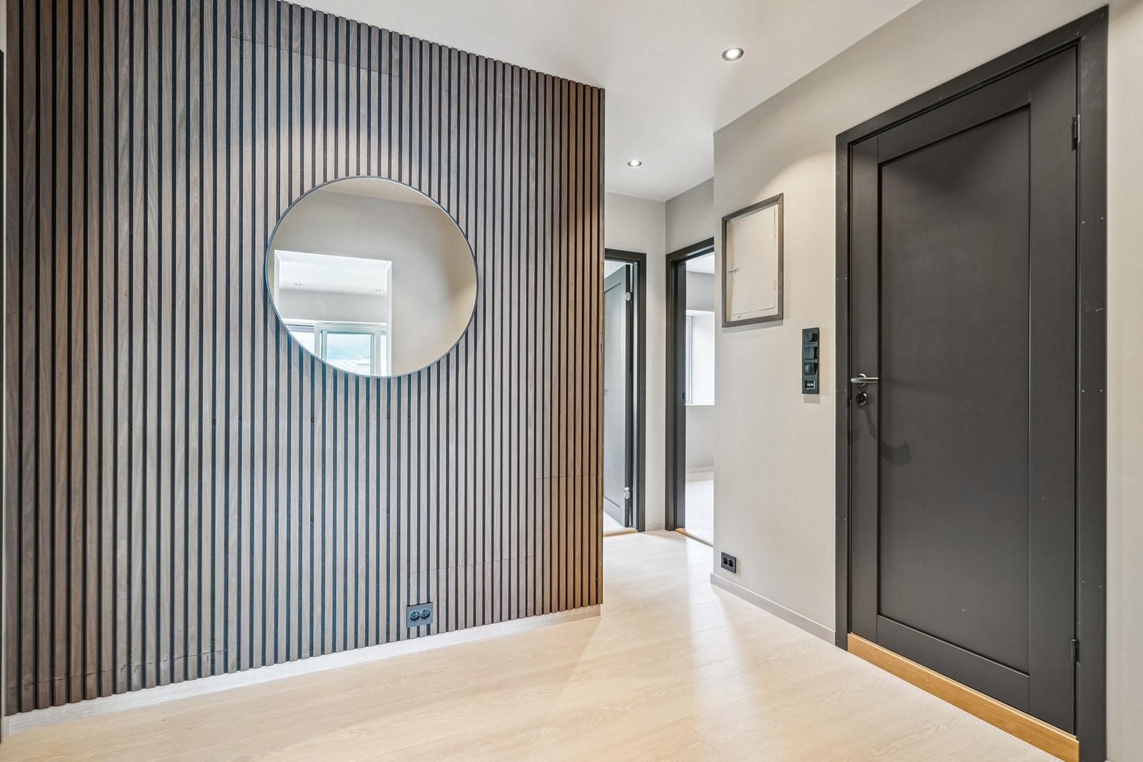 Gang med flott spilevegg. Galleribilde