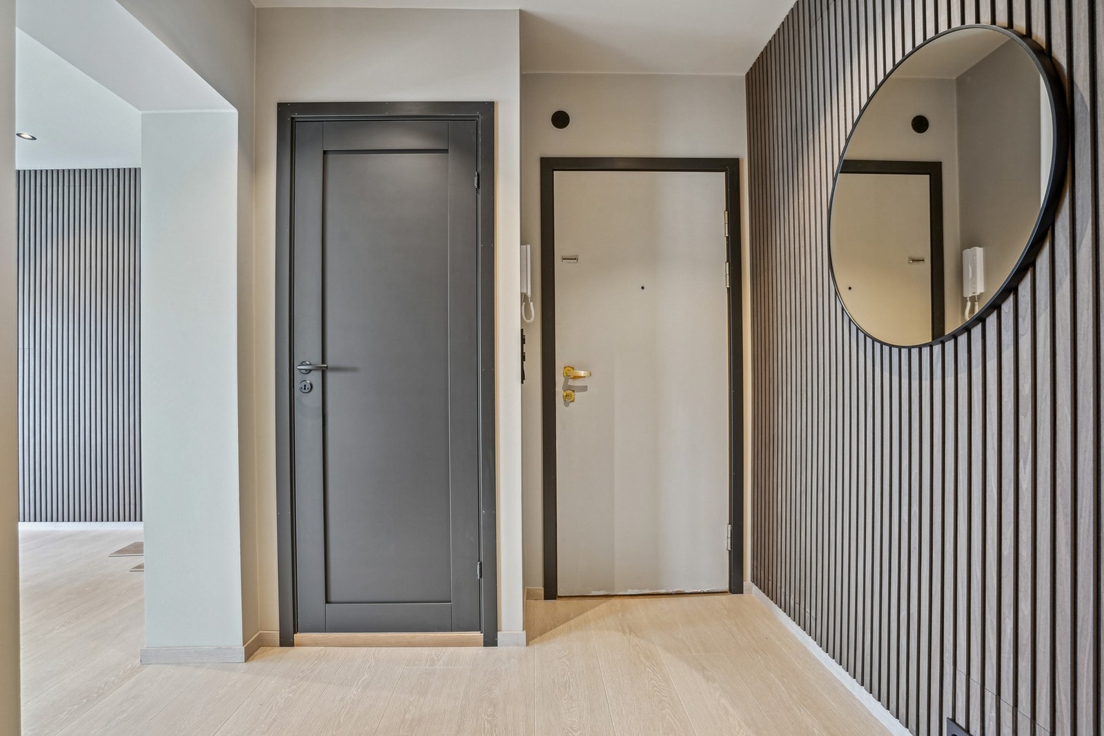 Toalettrom og bad plassert i hver sin ende av gangen. Galleribilde