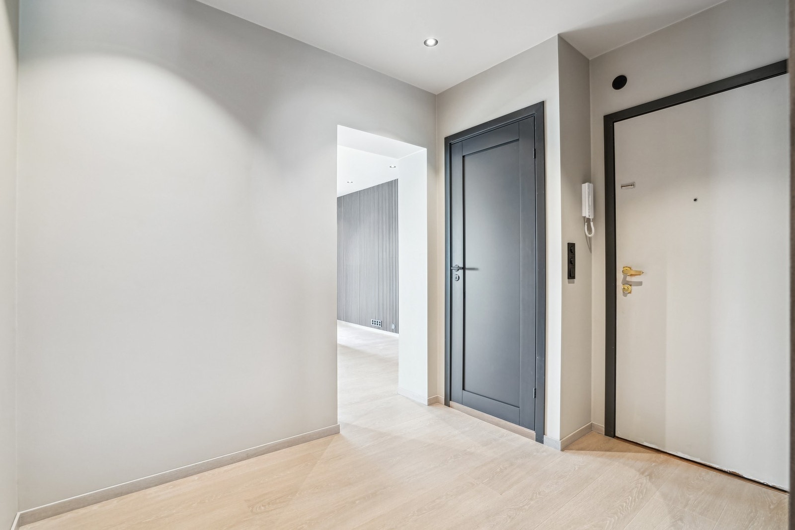 Porttelefon ved inngangsdøren. Det ble nylig montert opp skjerm m/kamera. Galleribilde