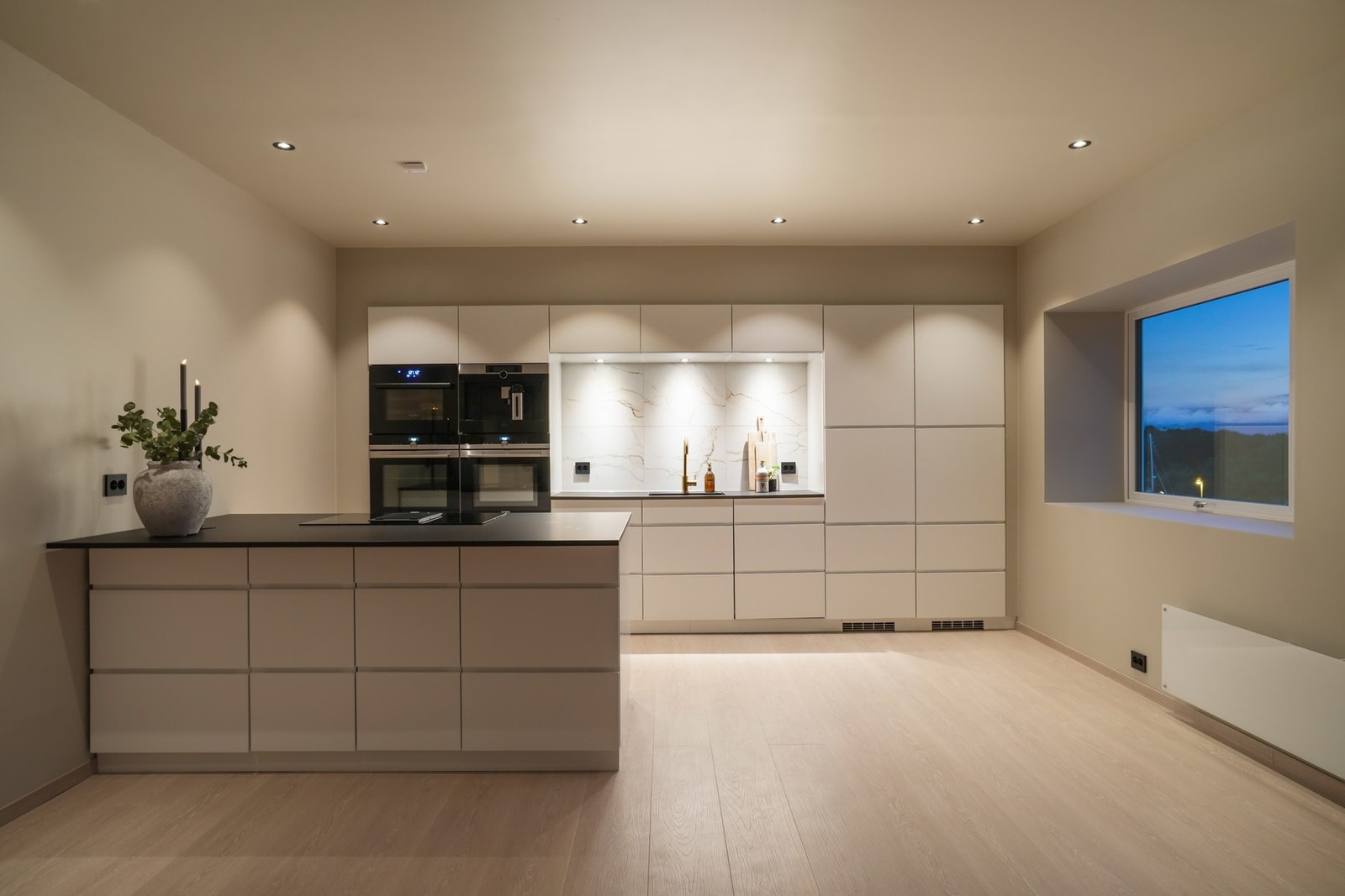 Stor innredning med kjøkkenøy. Galleribilde